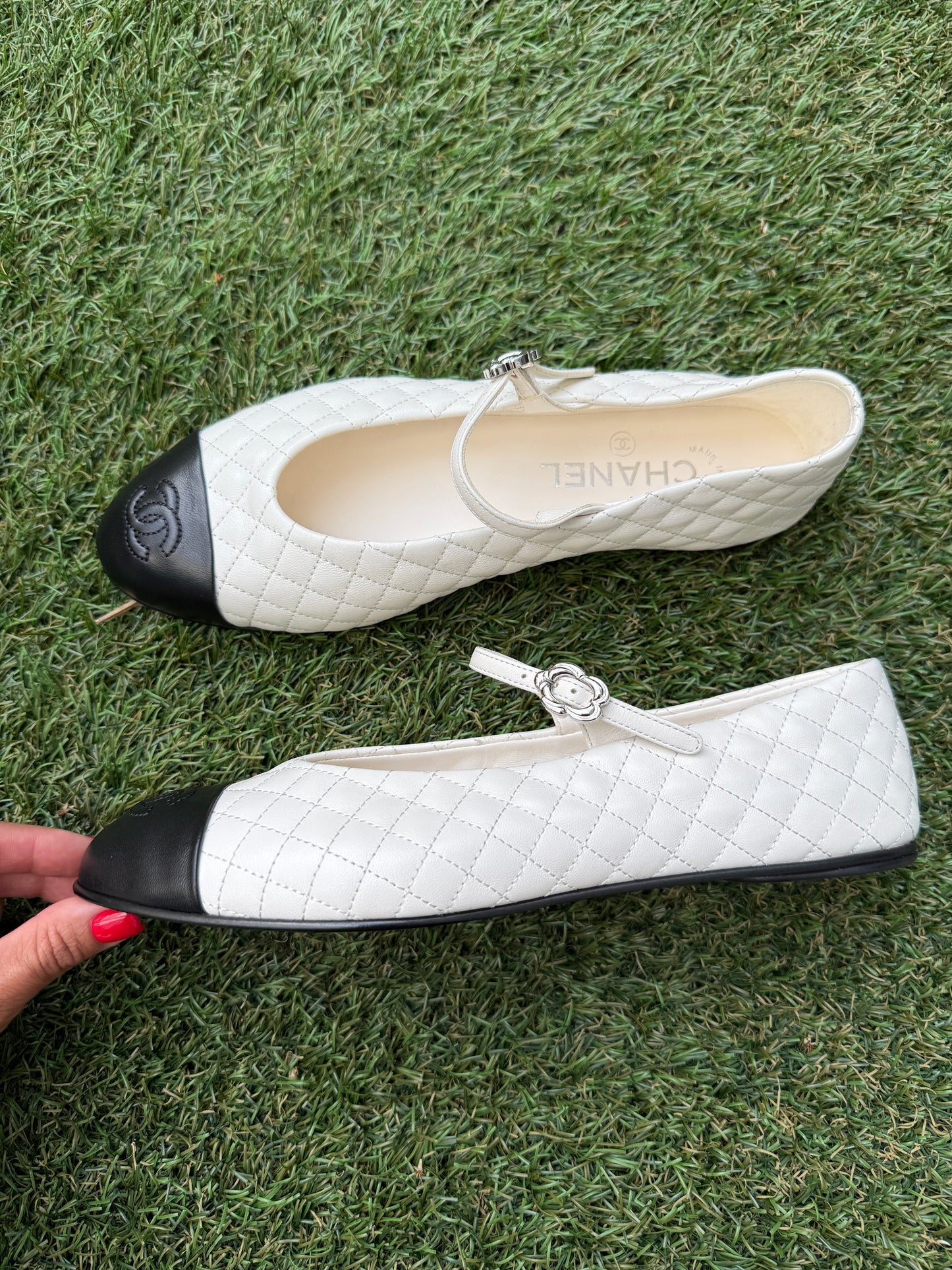 2025 CHANEL CC LOGO WHITE LEATHER MARYJANE BALLET BALLERINA FLATS SHOES SILVER BUCKLE QUILTED