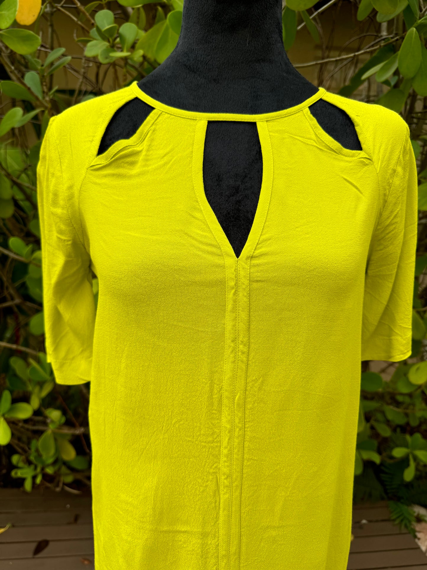 BCBGMaxazria Rosetta Lemongrass Green Half Sleeve Cut Out Shift Dress Pre-Owned