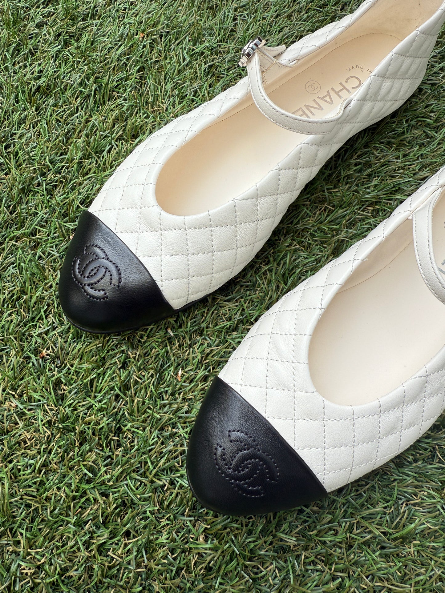 2025 CHANEL CC LOGO WHITE LEATHER MARYJANE BALLET BALLERINA FLATS SHOES SILVER BUCKLE QUILTED