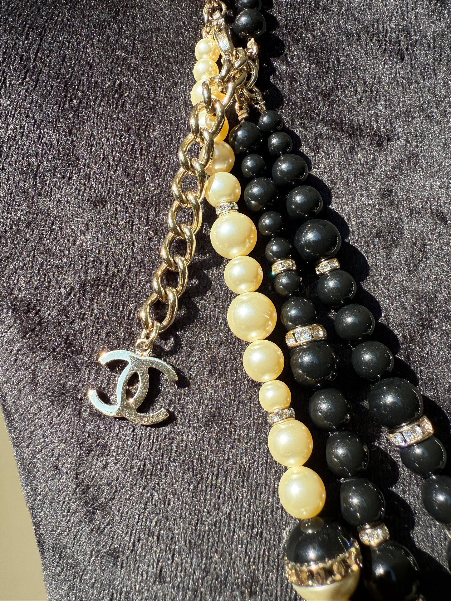 CHANEL 2021A GOLD TONE CC LOGO WHITE/BLACK PEARLS CRYSTAL BALLS TRIPLE LONG NECKLACE