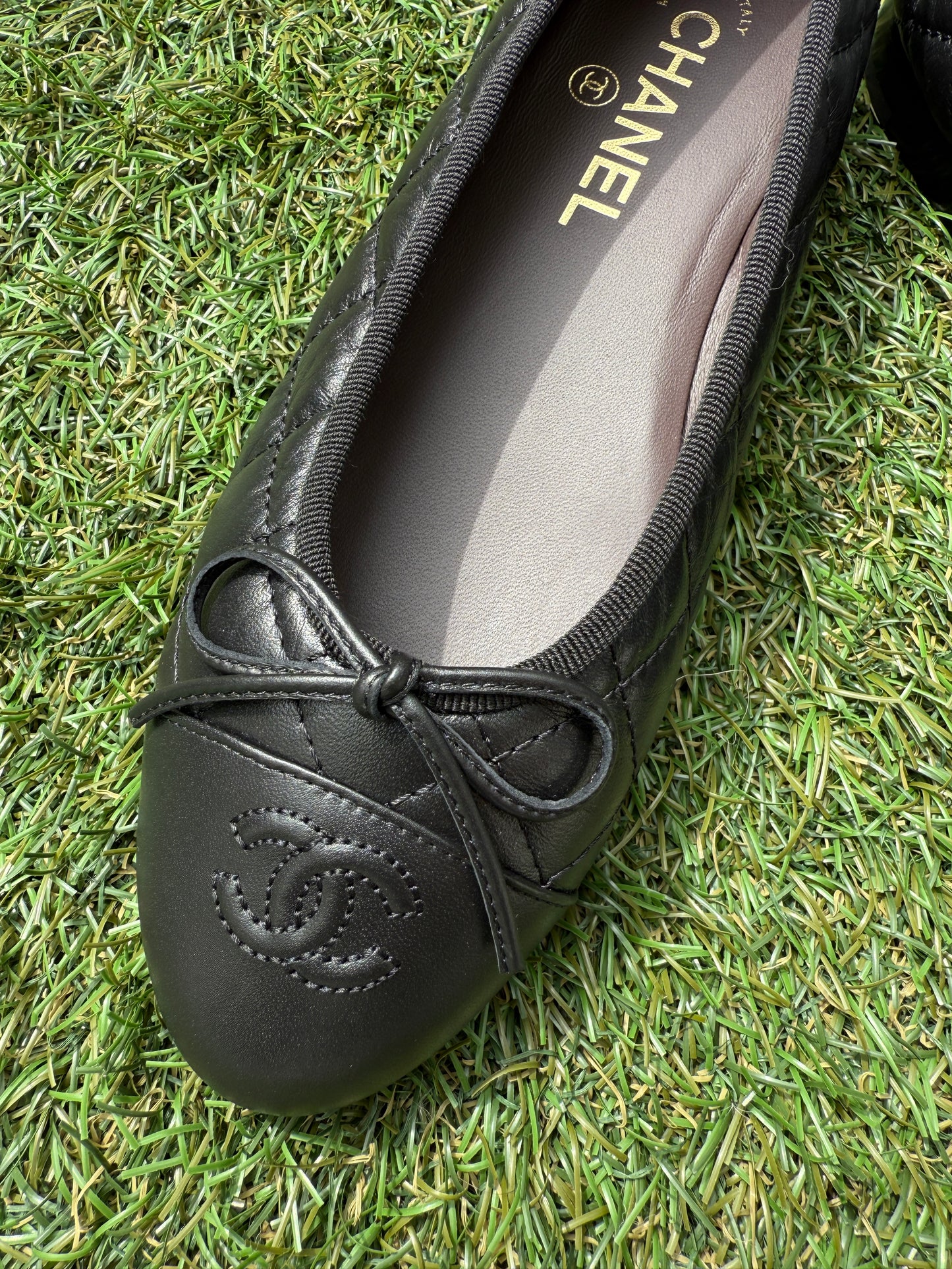 CHANEL CC LOGO BLACK QUILTED LEATHER BALLET BALLERINA FLATS SHOES CAP TOE