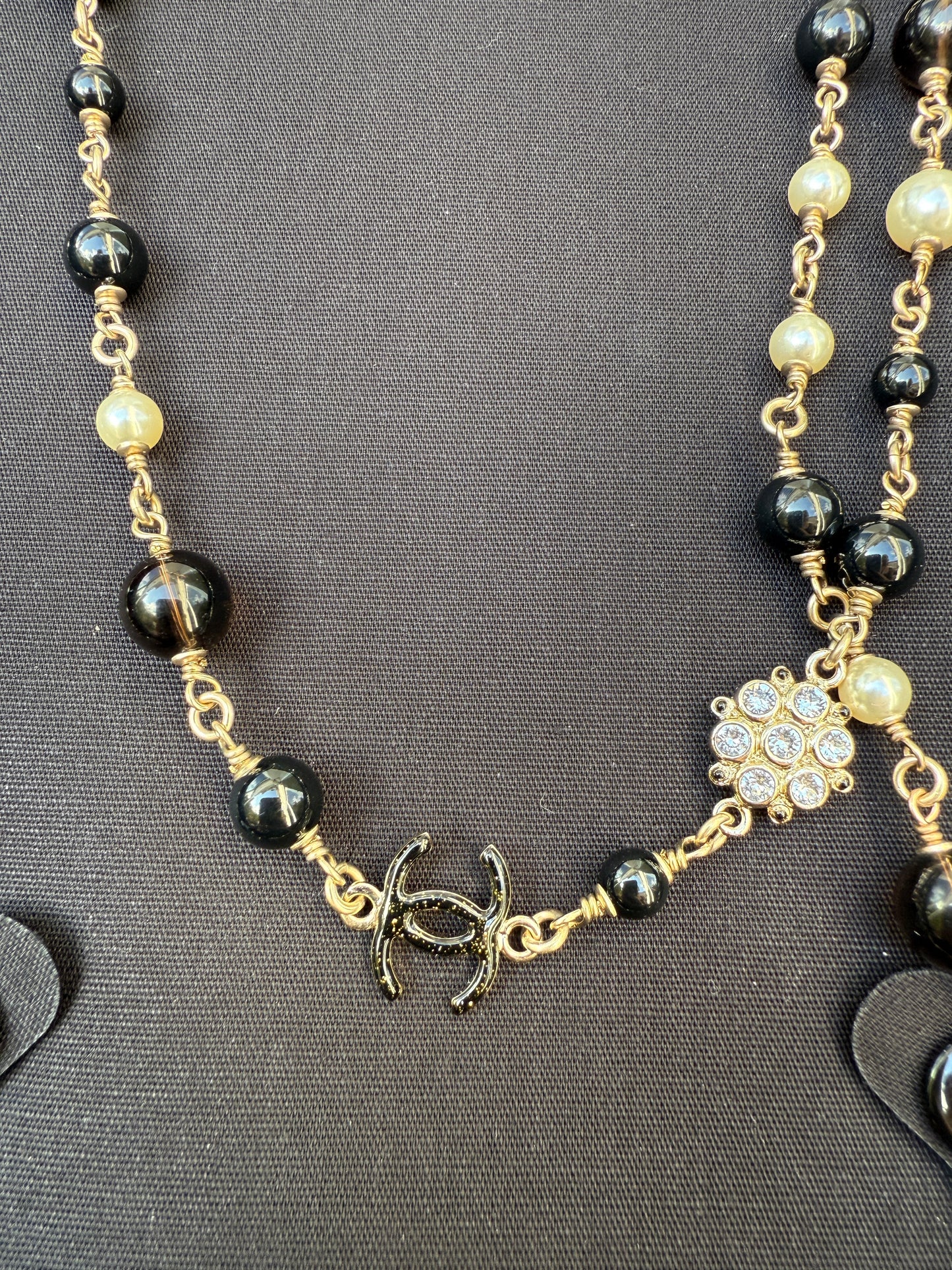 CHANEL 2019B GOLDEN TONE CC LOGO WHITE/BLACK PEARLS CRYSTAL BALLS LONG NECKLACE