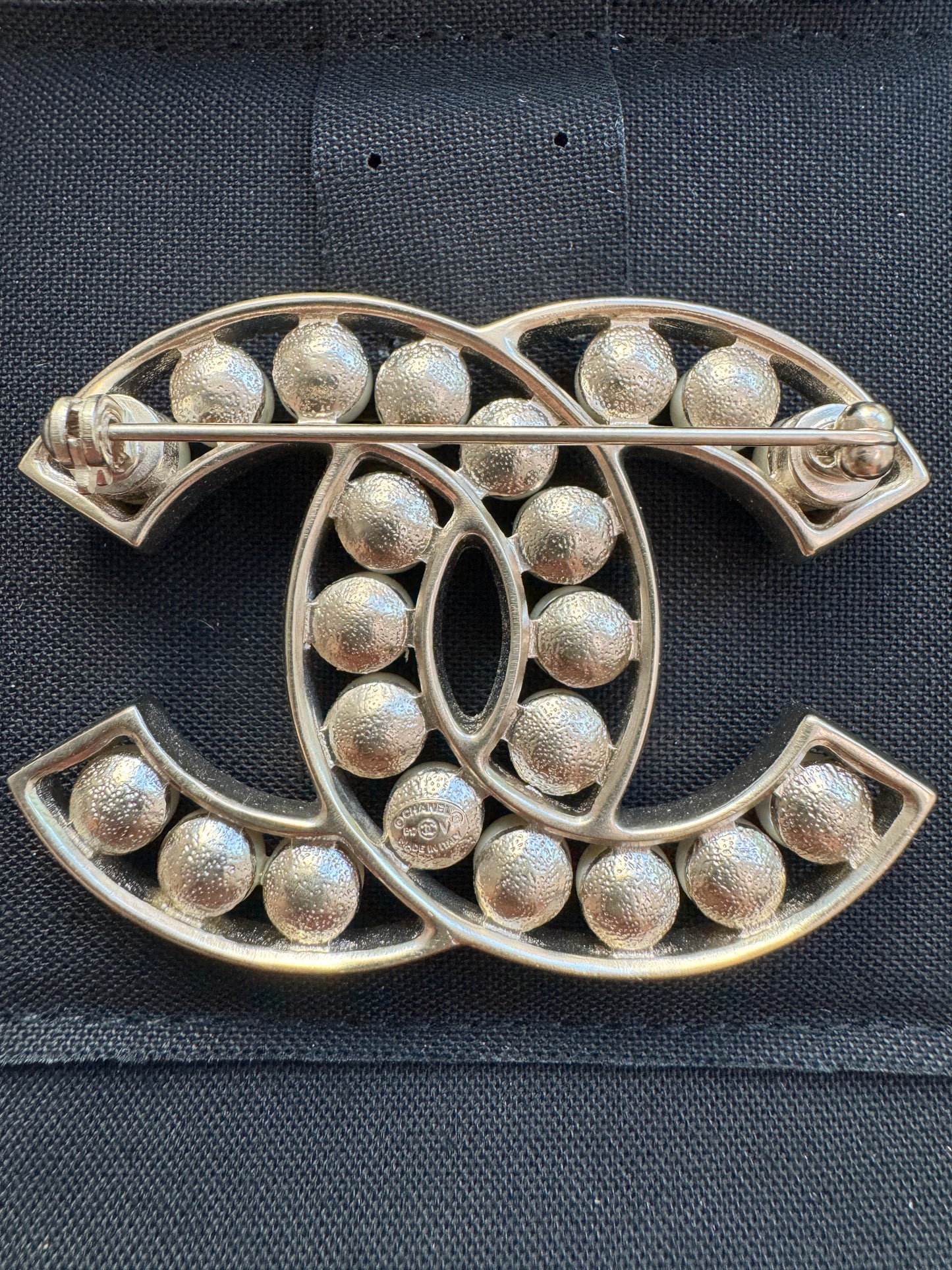 CHANEL 17V CLASSIC GOLD TONE LARGE BIG CC LOGO PEARL PEARLS BROOCH PIN
