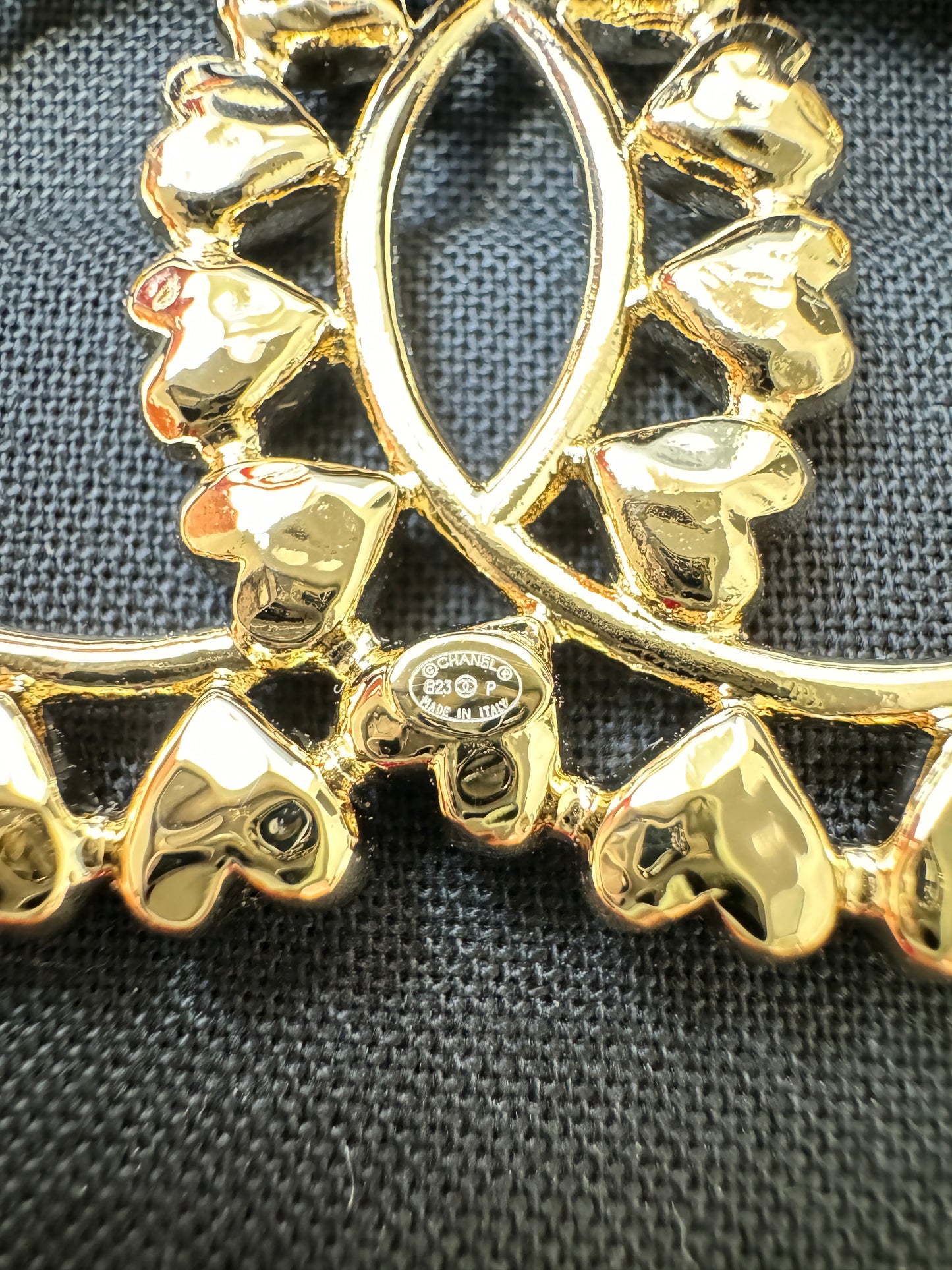 CHANEL 23P CLASSIC GOLD TONE LARGE BIG CC LOGO HEARTS HEART BROOCH PIN