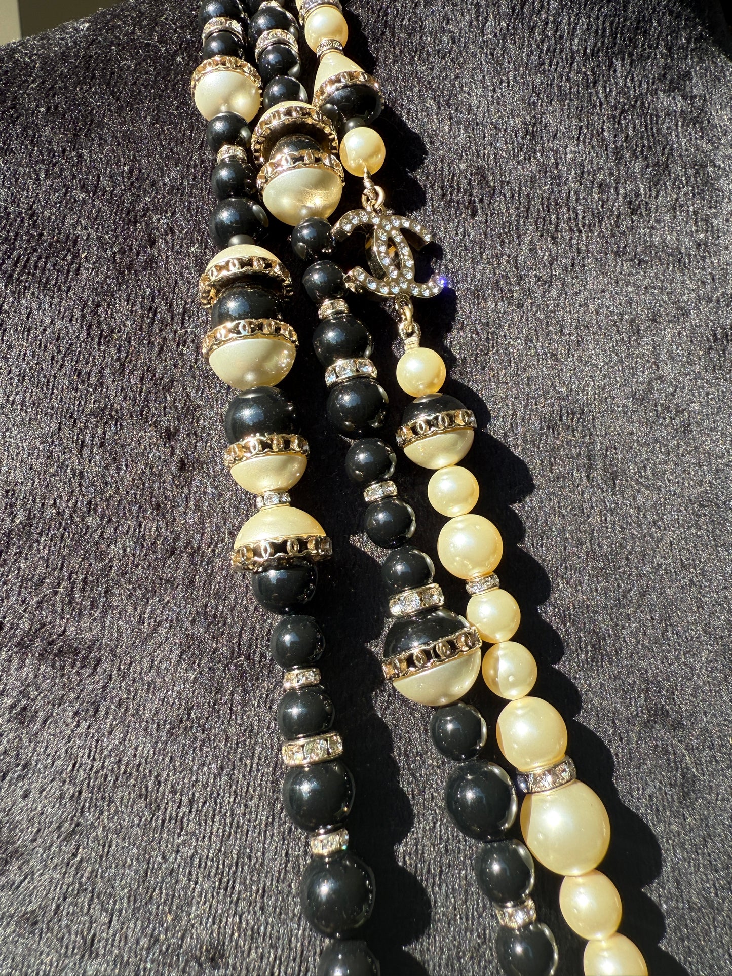 CHANEL 2021A GOLD TONE CC LOGO WHITE/BLACK PEARLS CRYSTAL BALLS TRIPLE LONG NECKLACE