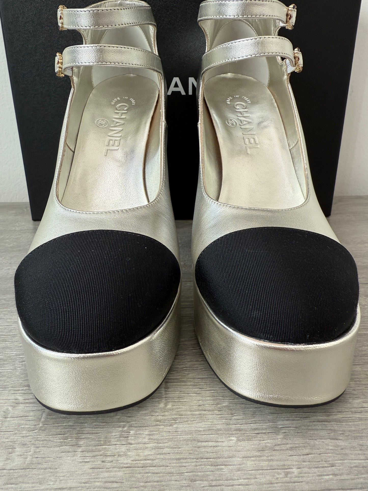 2025 CHANEL BLACK CC LOGO CAPTOE SILVER LEATHER MARYJANE HEELS PLATFORM PUPMS