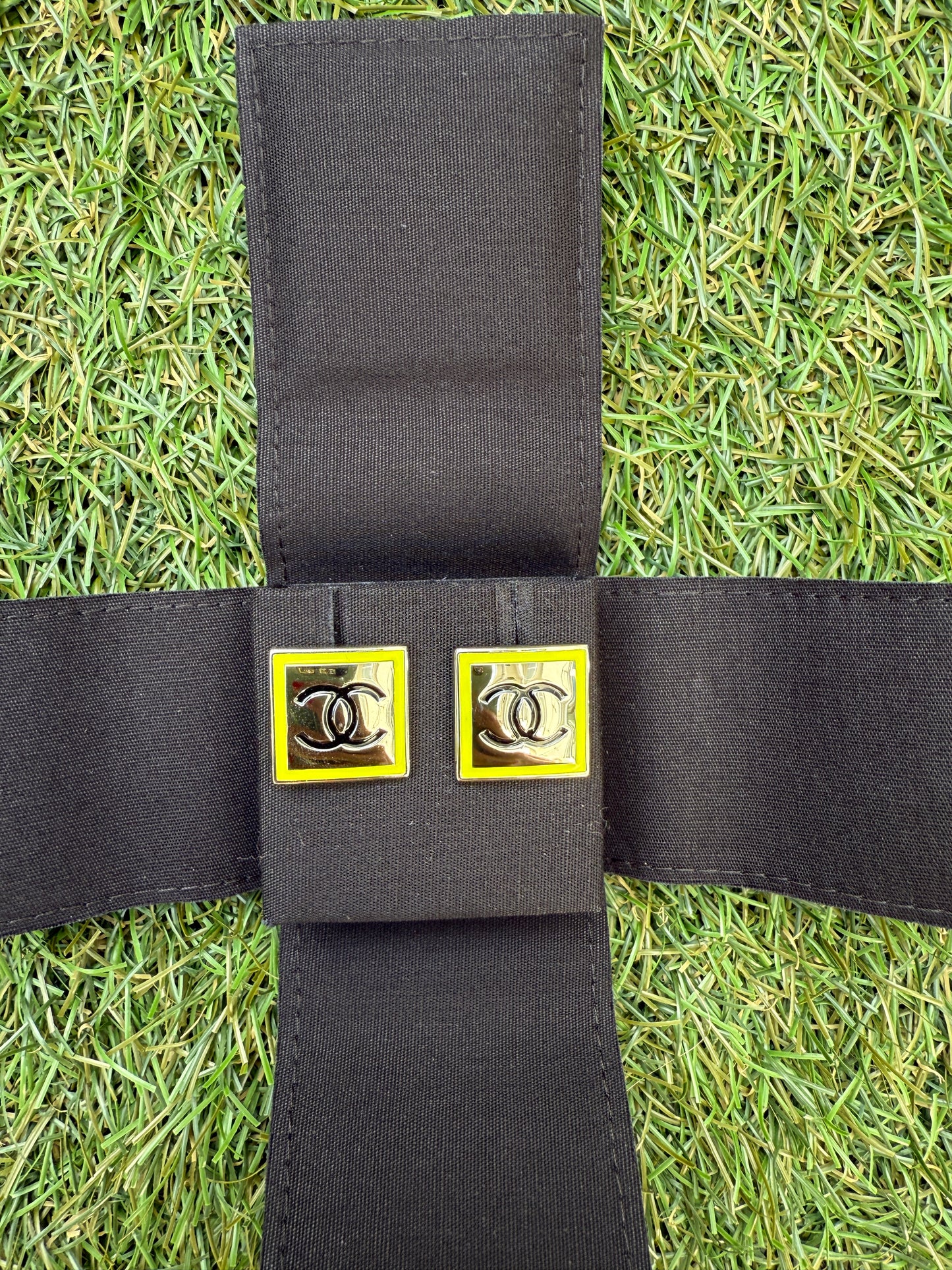 2021B CHANEL RUNWAY SQUARE BLACK CC LOGO YELLOW ENAMEL SILVER EARRINGS STUDS