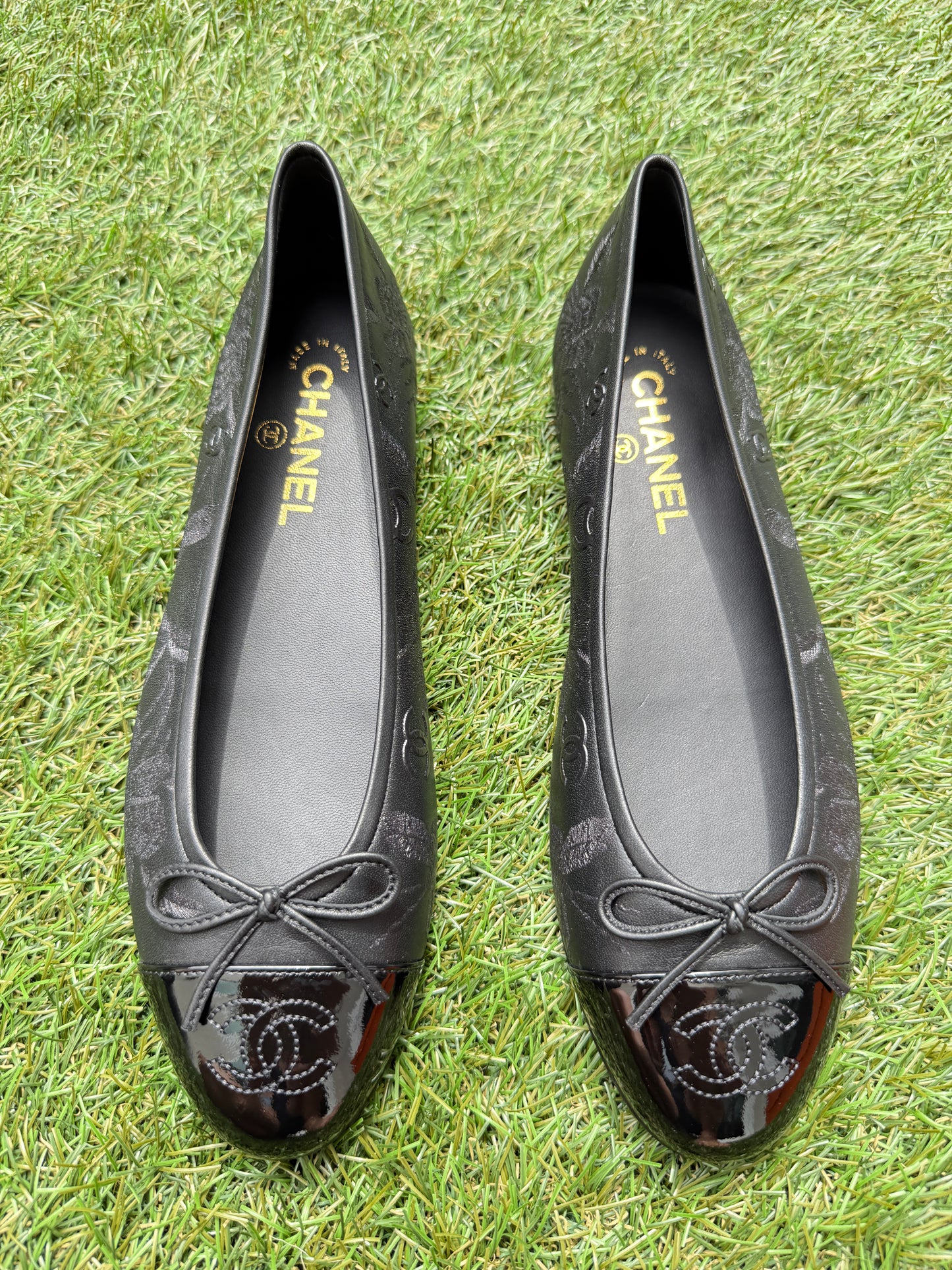 CHANEL CC LOGO STAMPED EMBOSSED CAMELLIA BLACK LEATHER BALLET BALLERINA FLATS SHOES