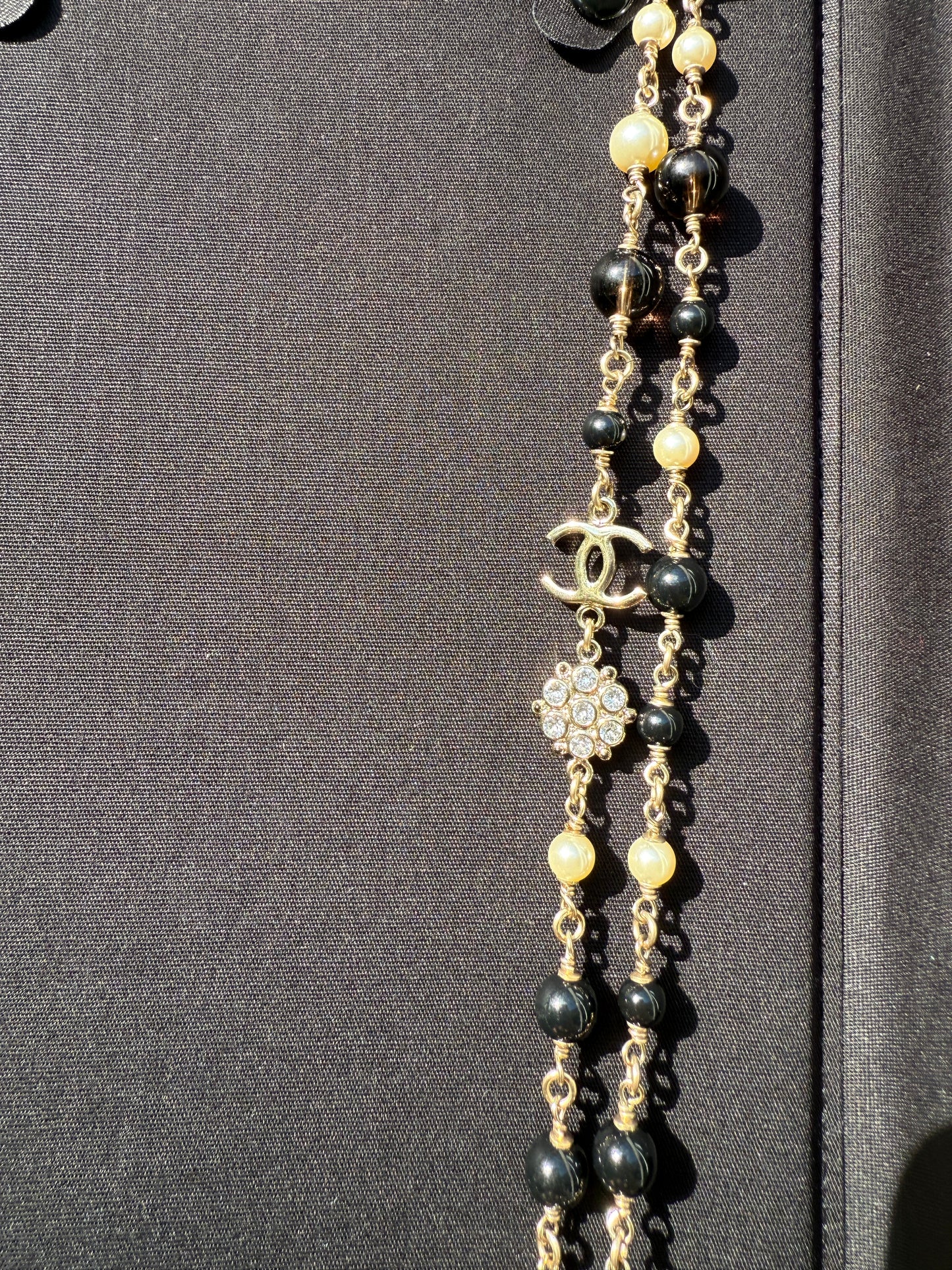 CHANEL 2019B GOLDEN TONE CC LOGO WHITE/BLACK PEARLS CRYSTAL BALLS LONG NECKLACE