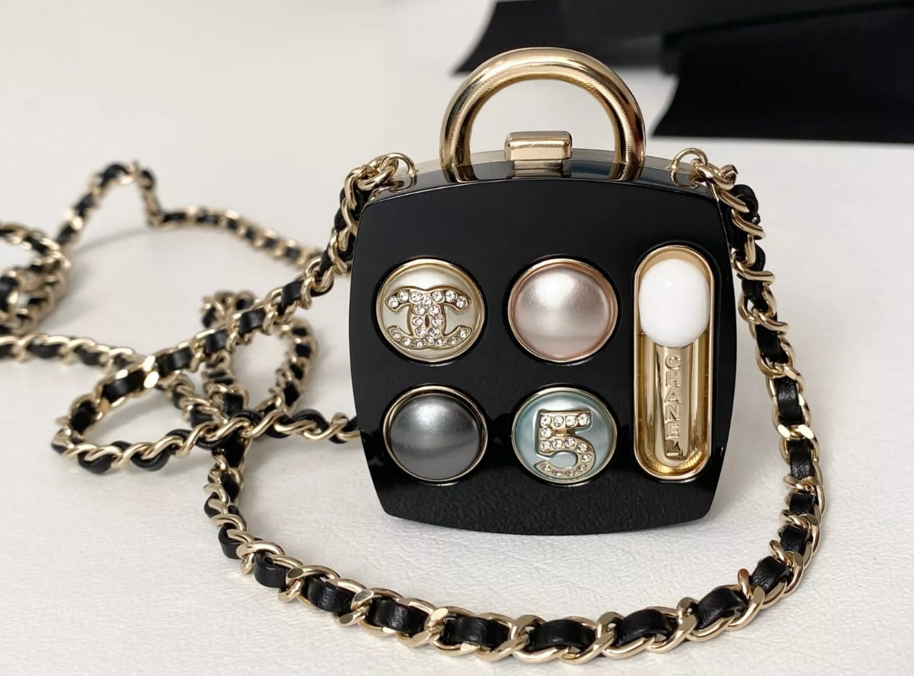 $3.5K CHANEL 2023S GOLD METAL & RESIN COMPACT POWDER COSMETIC PENDANT CHARM BLACK CHAIN NECKLACE