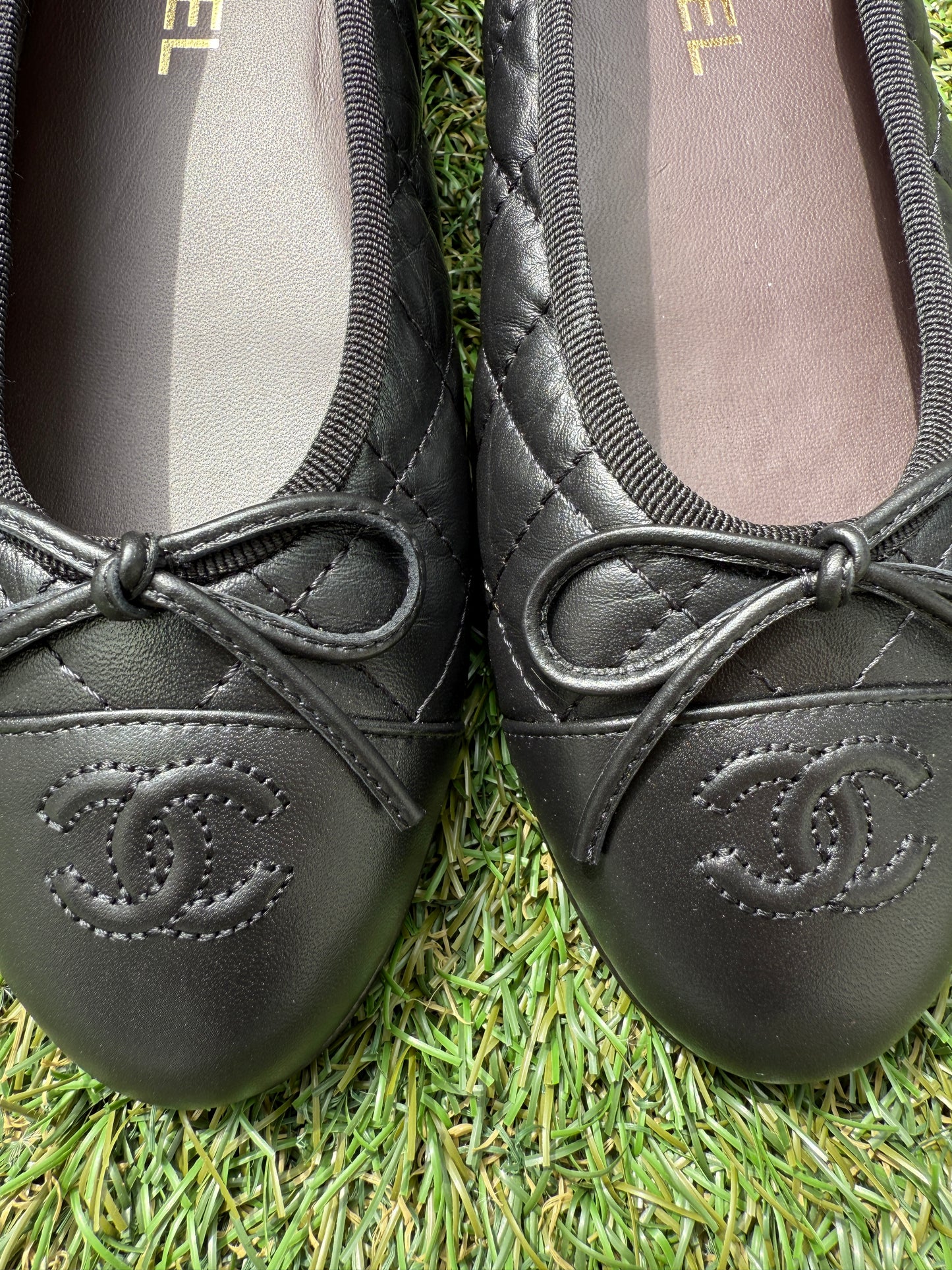 CHANEL CC LOGO BLACK QUILTED LEATHER BALLET BALLERINA FLATS SHOES CAP TOE
