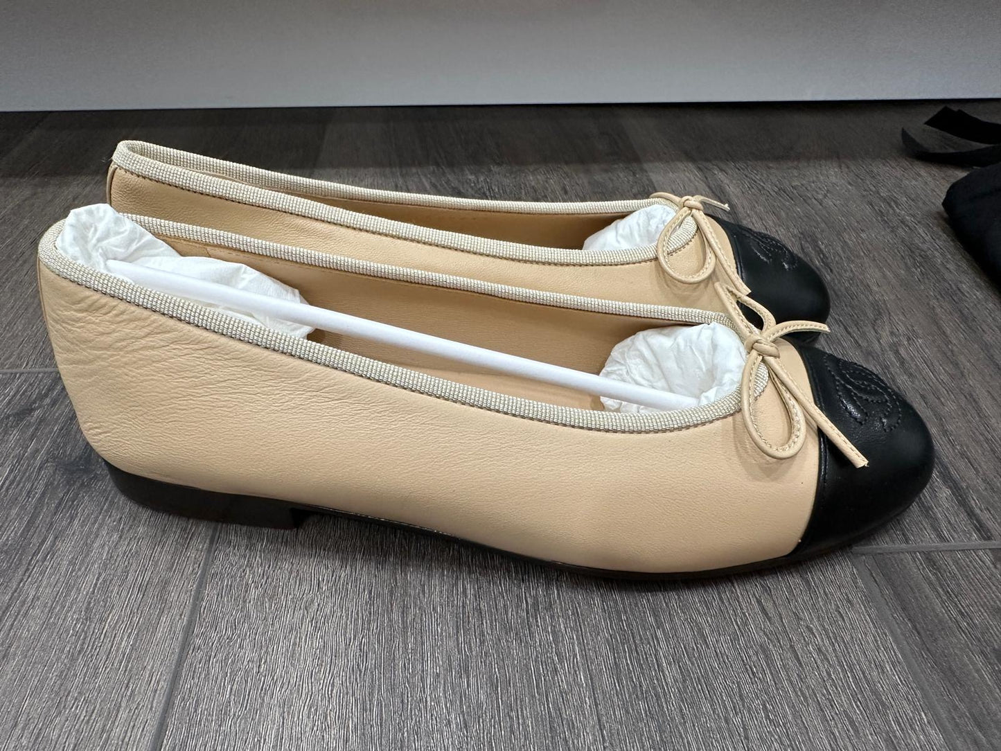 CHANEL CC LOGO BEIGE & BLACK LEATHER BALLET BALLERINA FLATS SHOES CLASSIC CAP TOE