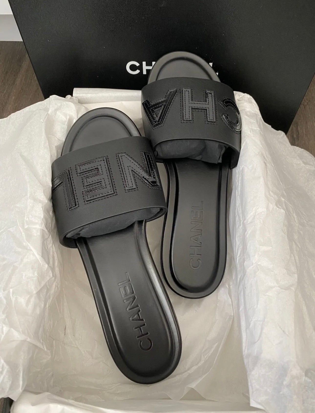 2023 CHANEL CHA NEL LOGO BLACK LEATHER FLAT SHOES SLIDES MULES