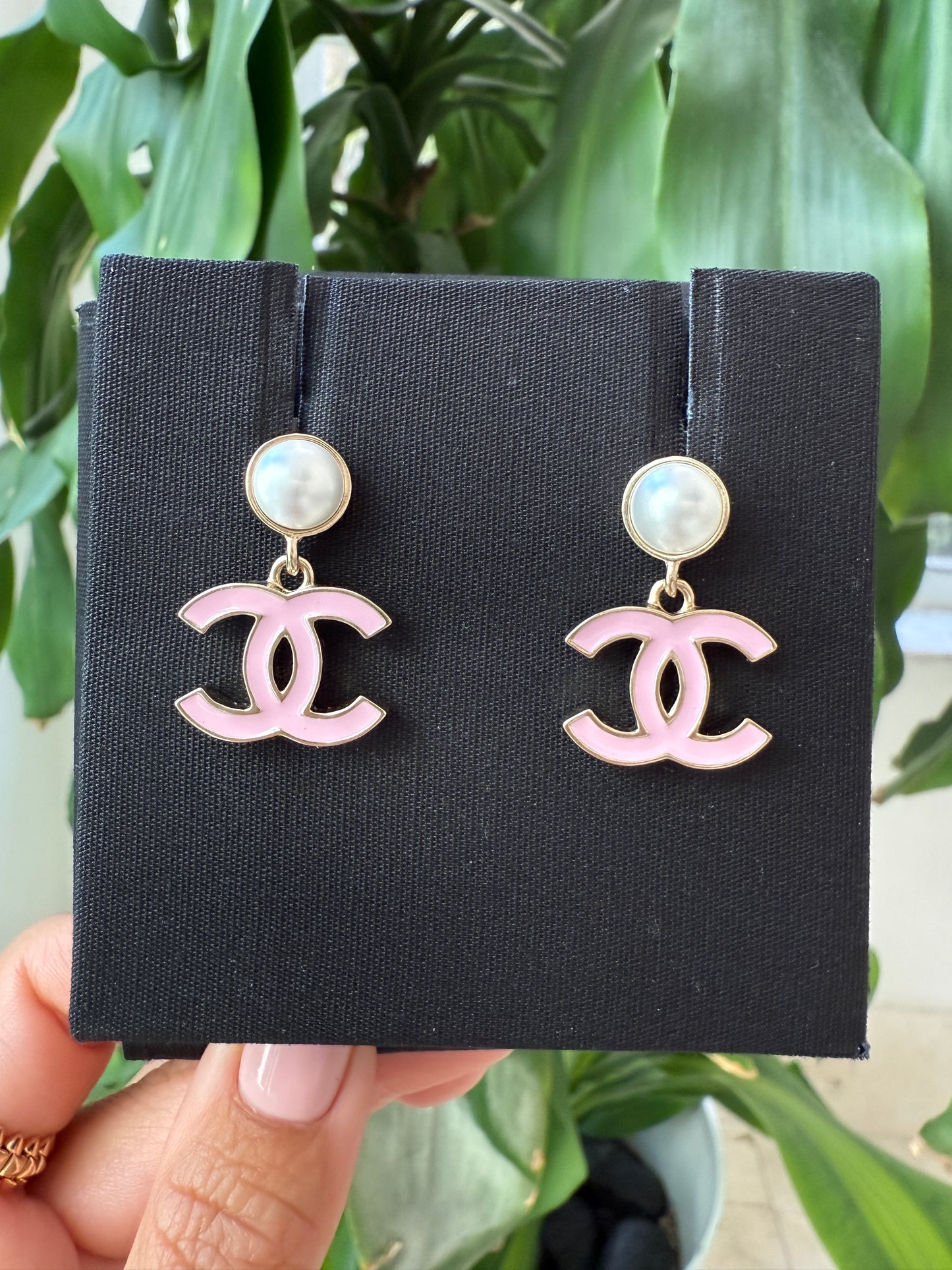 Chanel 25P CC Logo Pink Metal Resin Gold Tone Stud Pearl Pendant Earrings Small