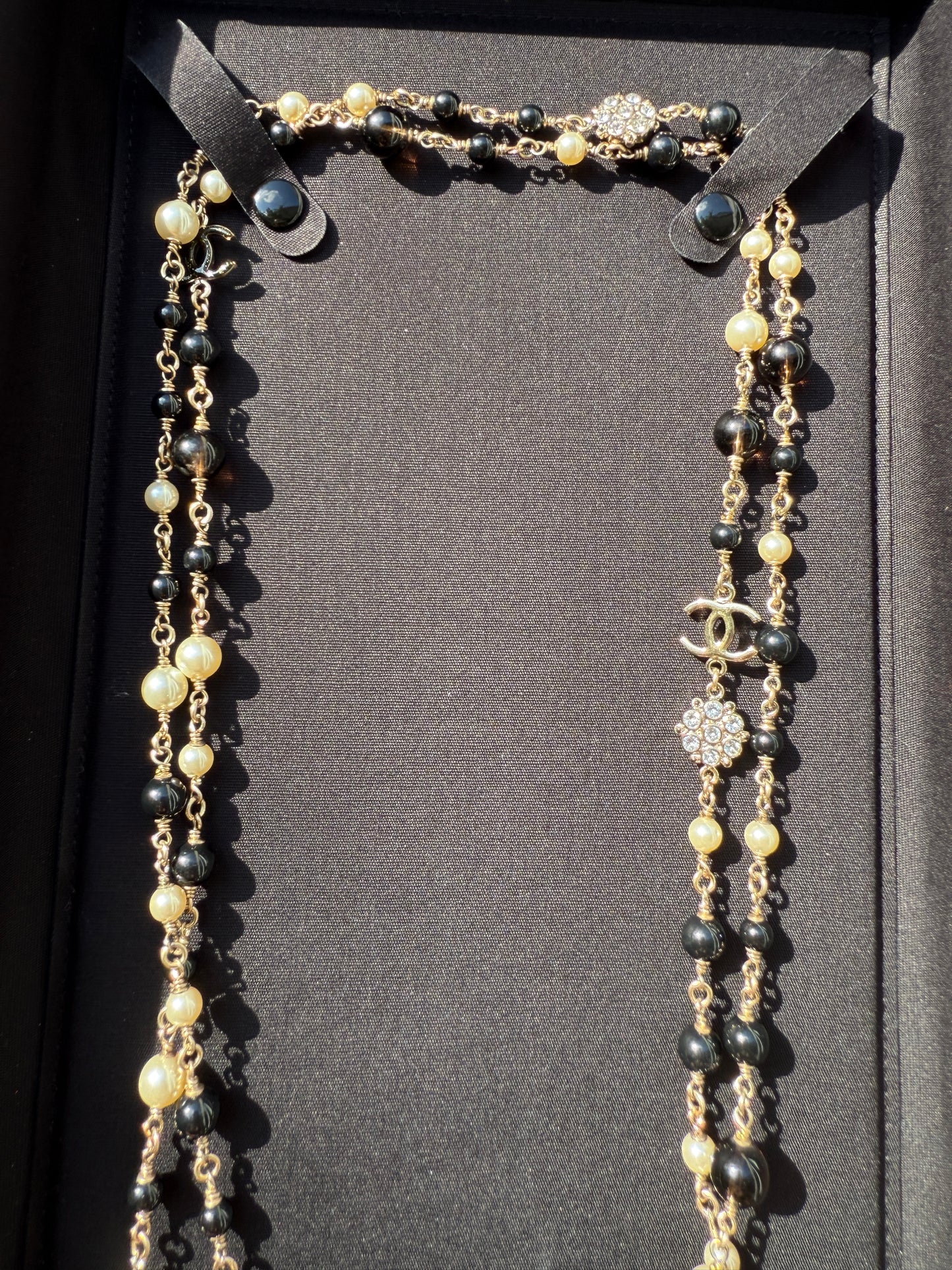 CHANEL 2019B GOLDEN TONE CC LOGO WHITE/BLACK PEARLS CRYSTAL BALLS LONG NECKLACE