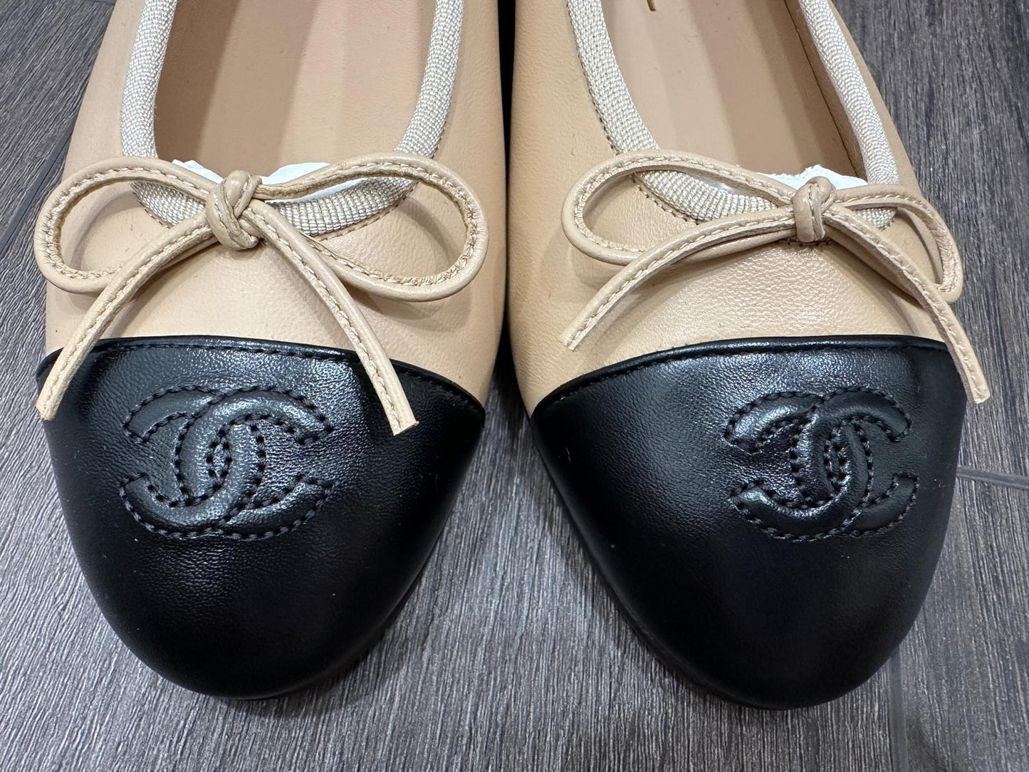 CHANEL CC LOGO BEIGE & BLACK LEATHER BALLET BALLERINA FLATS SHOES CLASSIC CAP TOE