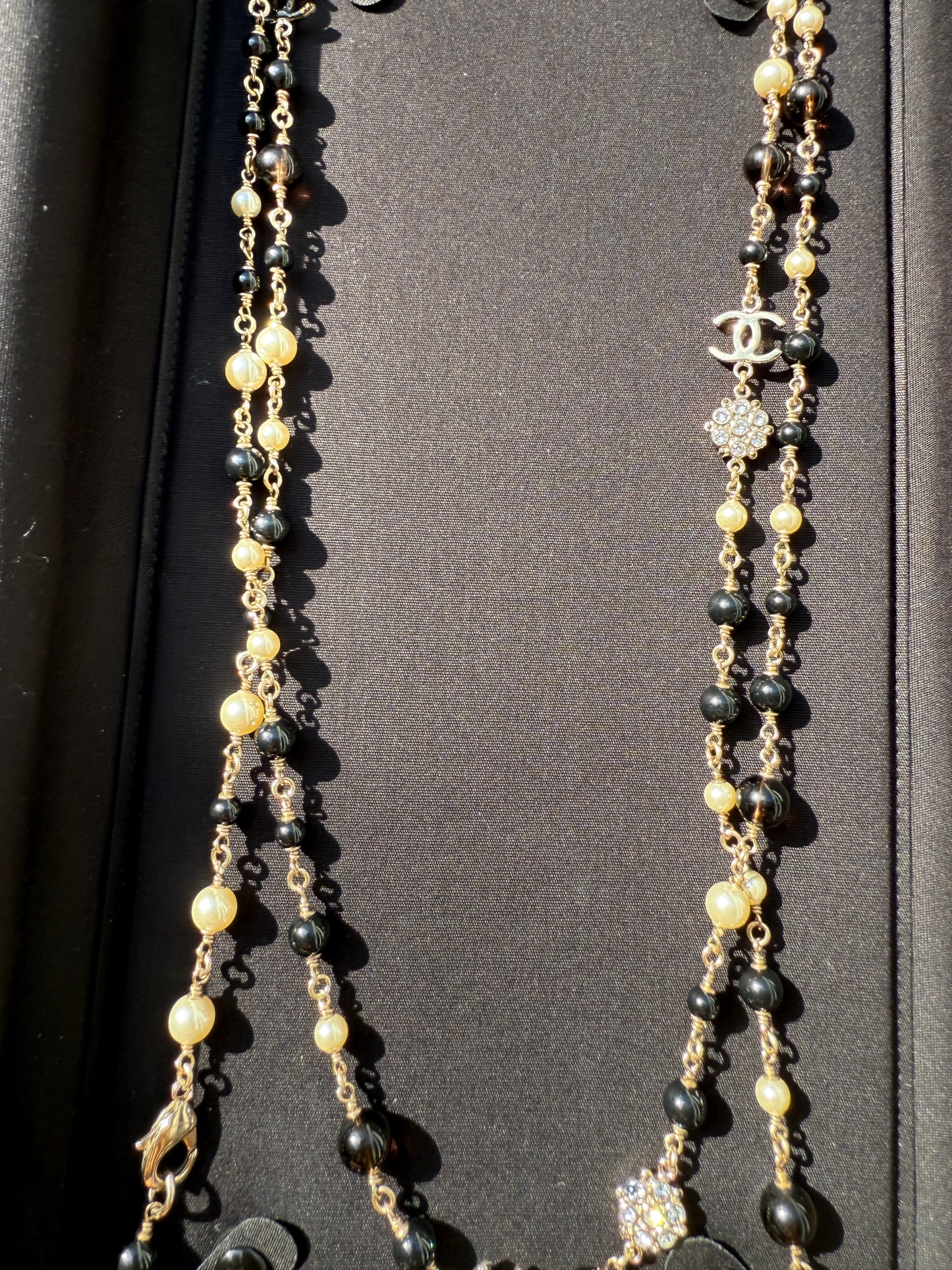 CHANEL 2019B GOLDEN TONE CC LOGO WHITE/BLACK PEARLS CRYSTAL BALLS LONG NECKLACE