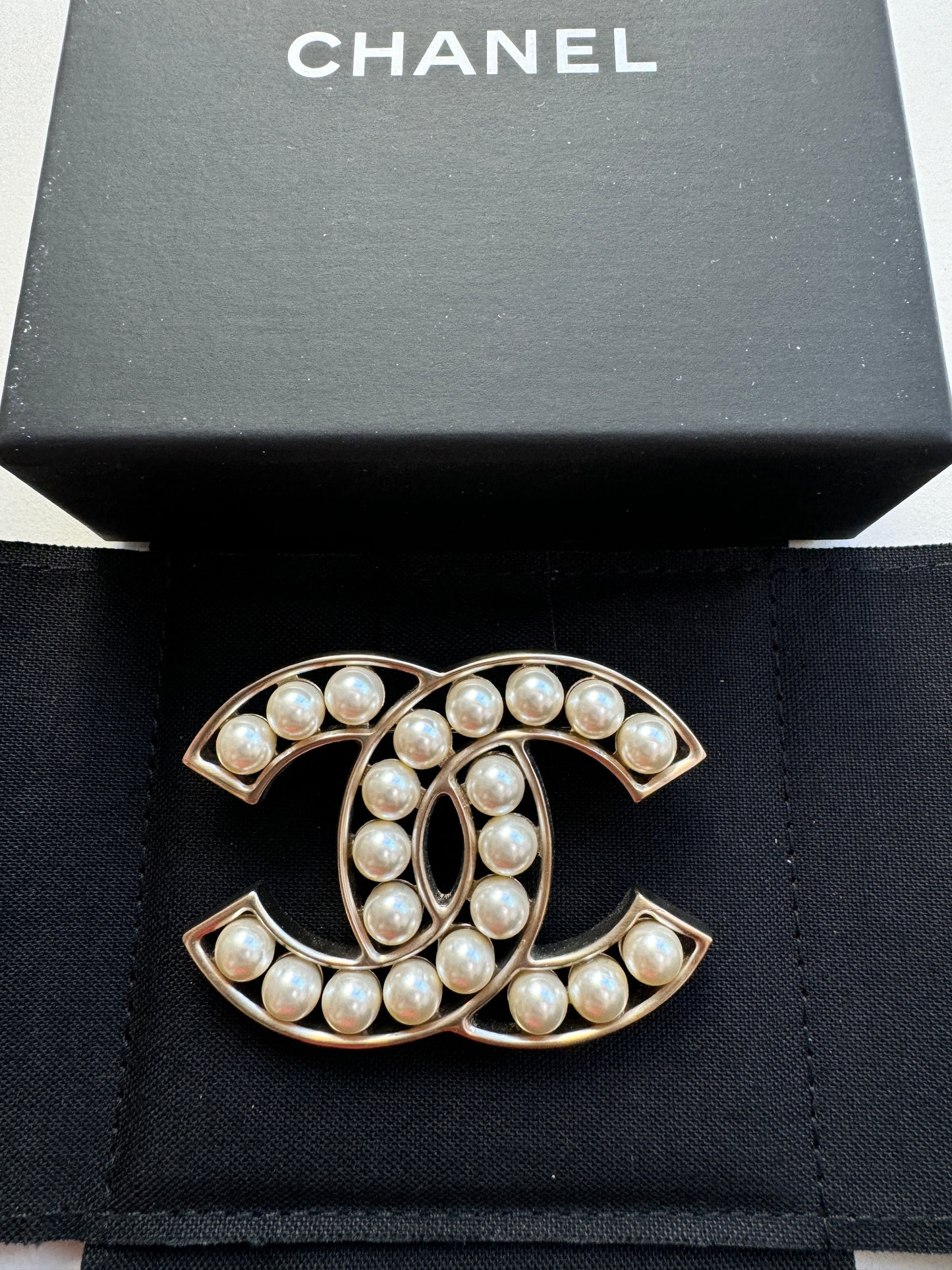 CHANEL 17V CLASSIC GOLD TONE LARGE BIG CC LOGO PEARL PEARLS BROOCH PIN