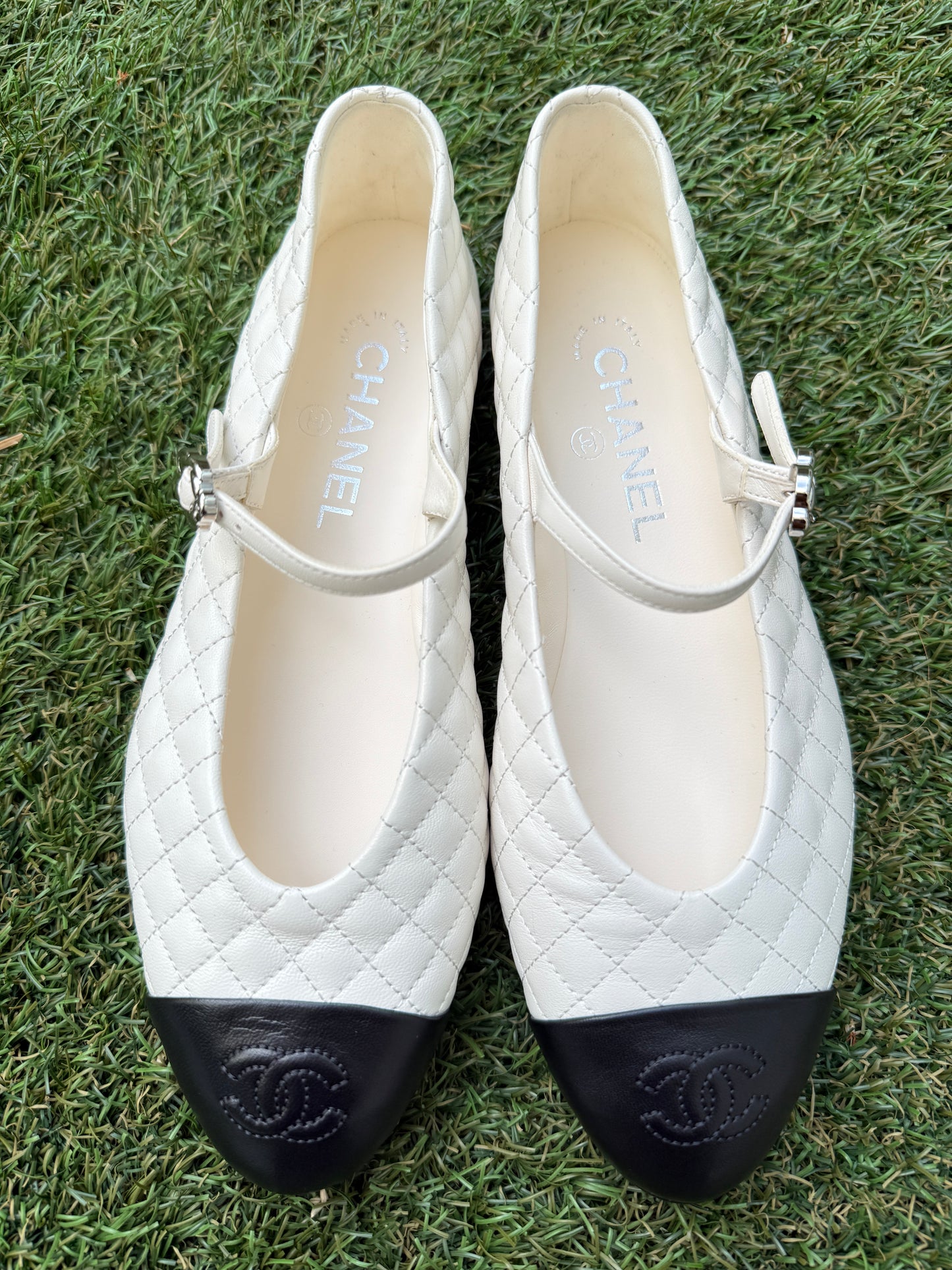 2025 CHANEL CC LOGO WHITE LEATHER MARYJANE BALLET BALLERINA FLATS SHOES SILVER BUCKLE QUILTED