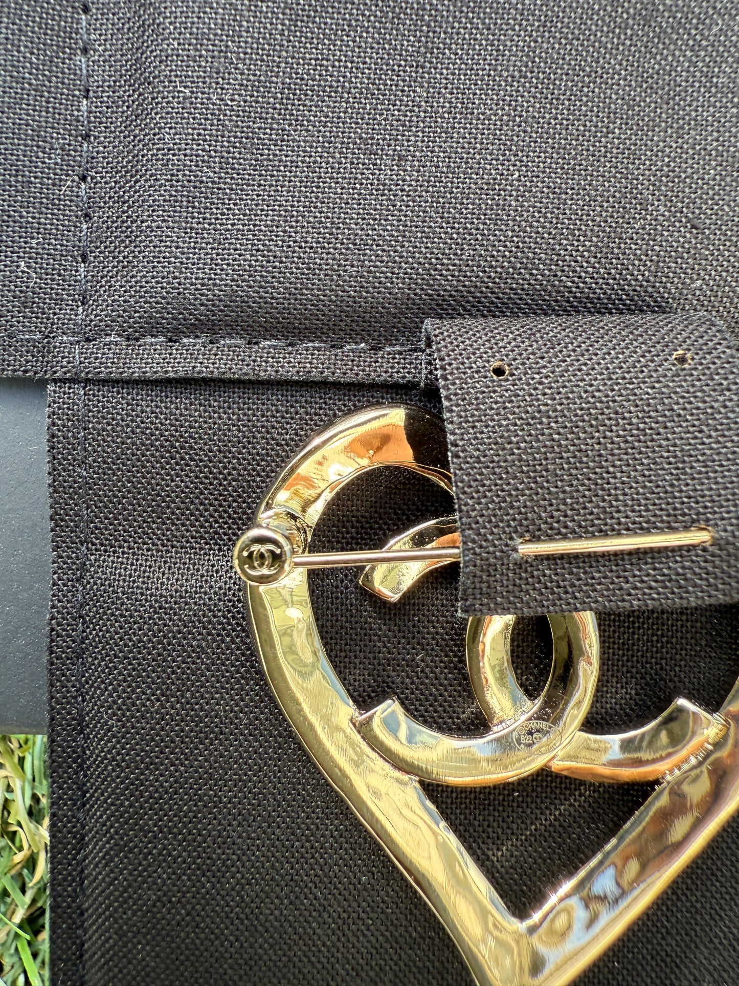 CHANEL 2022P 22P GOLDEN GOLD TONE HEART SHAPE METAL BROOCH WITH CC LOGO PIN