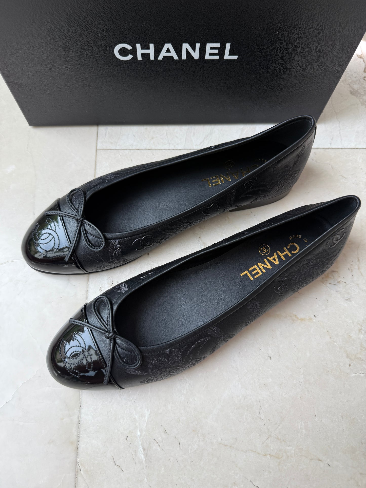 CHANEL CC LOGO STAMPED EMBOSSED CAMELLIA BLACK LEATHER BALLET BALLERINA FLATS SHOES