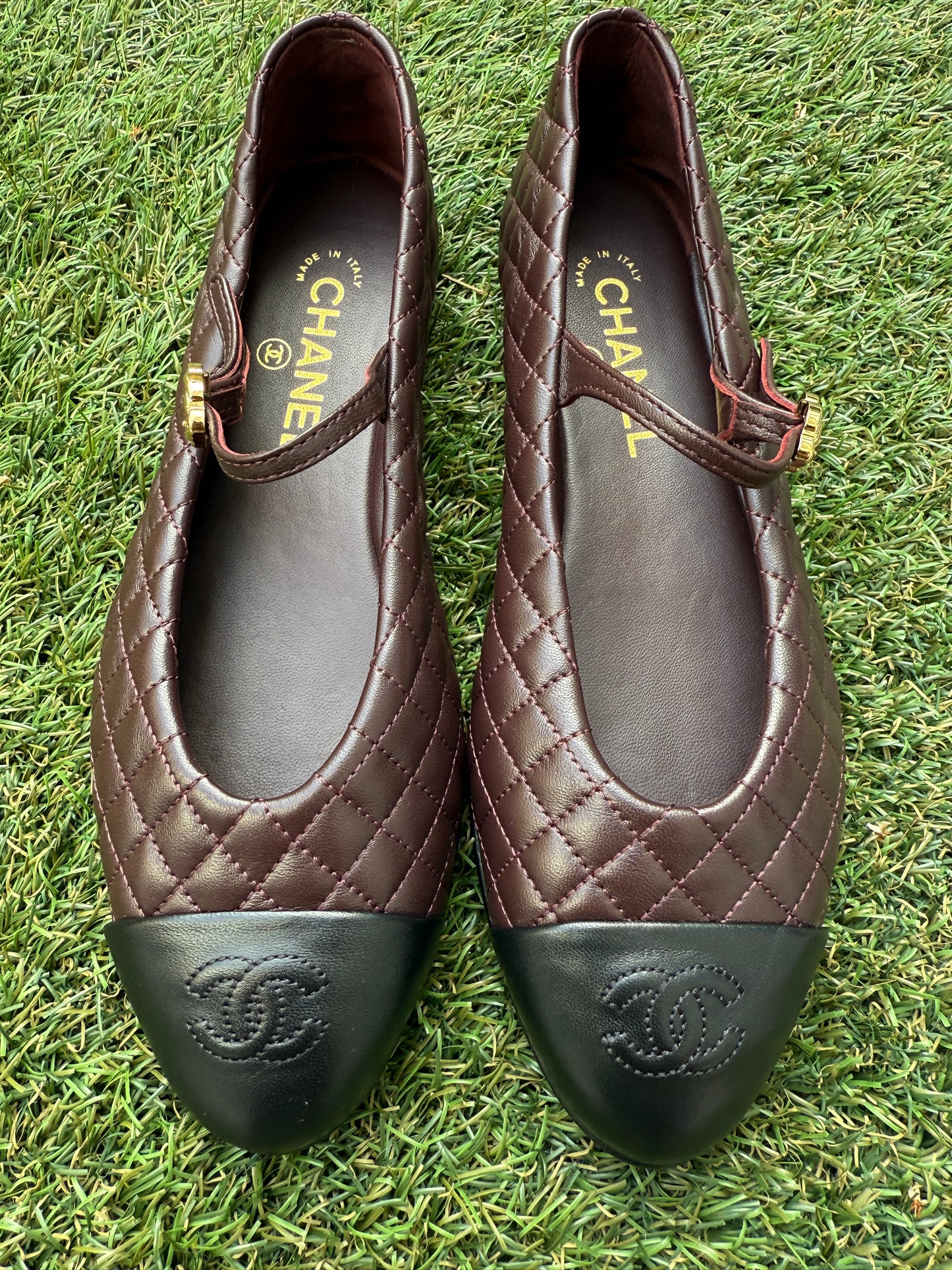 2025 CHANEL CC LOGO BURGUNDY BROWN LEATHER MARYJANE BALLET BALLERINA FLATS SHOES GOLD BUCKLE QUILTED CAP TOE