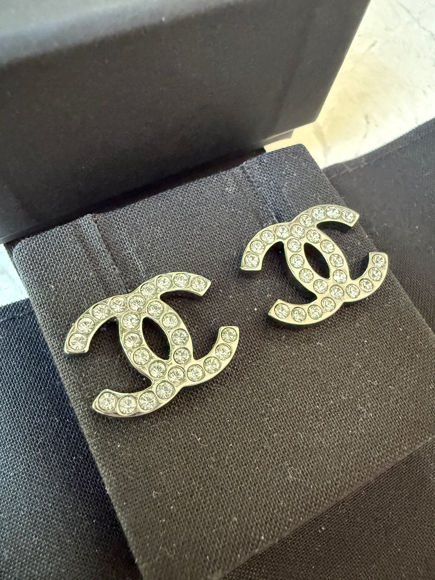 2017K CHANEL CLASSIC DARK SILVER RUTHENIUM GUNMETAL CC LOGO EARRINGS WHITE CRYSTALS STUDS