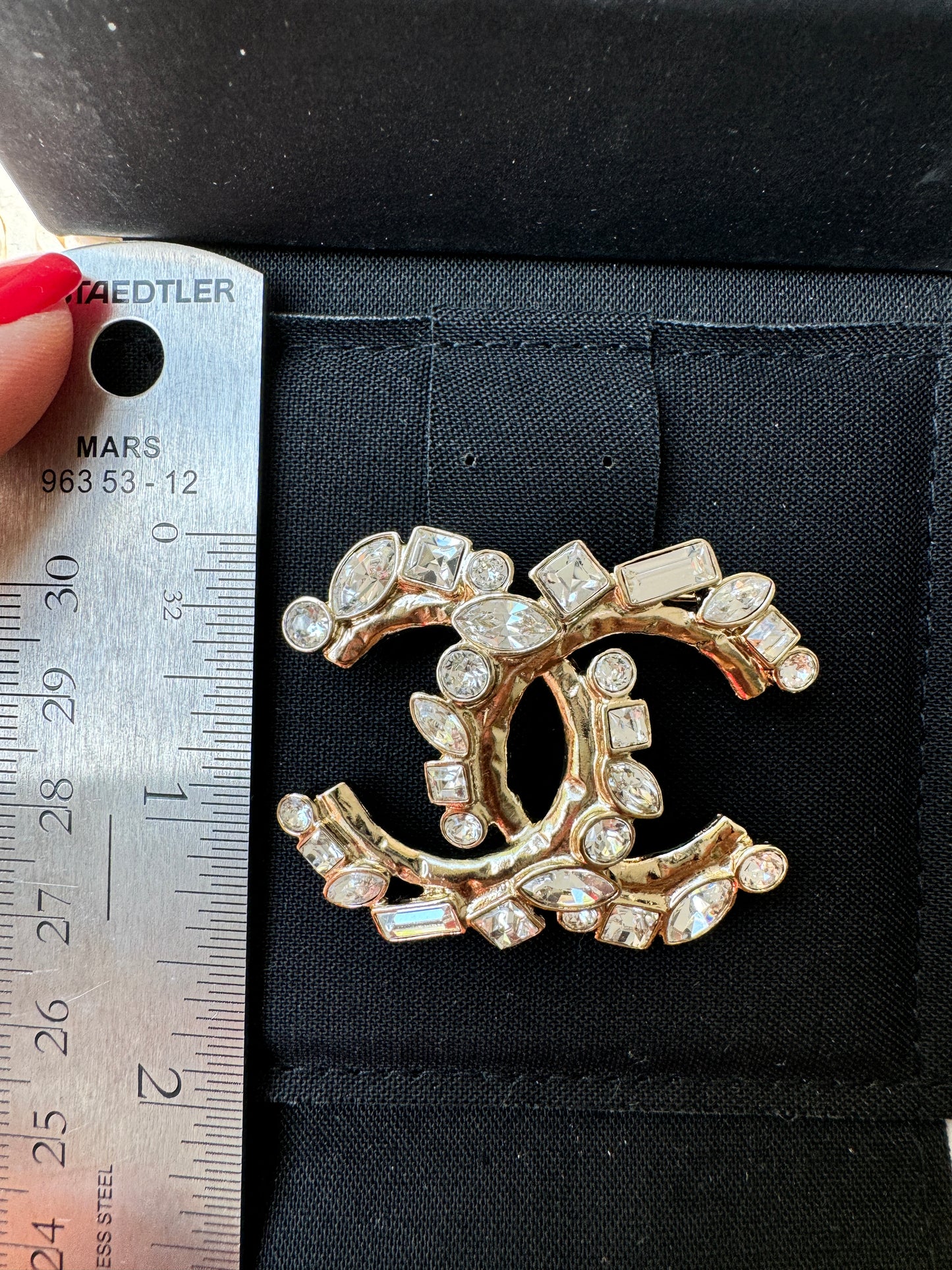 CHANEL 23P CLASSIC GOLD TONE LARGE CC LOGO CRYSTAL BAGUETTE BROOCH PIN
