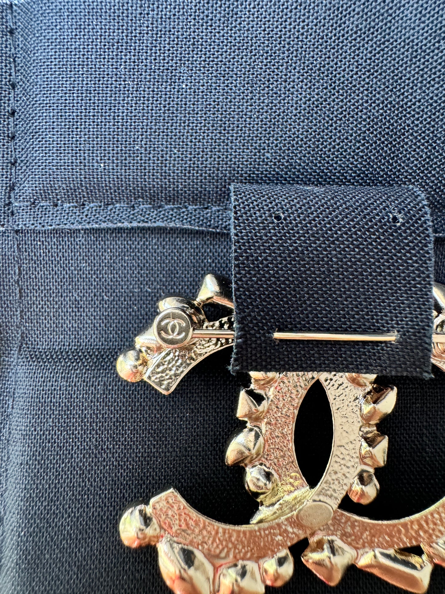 CHANEL 23P CLASSIC GOLD TONE LARGE CC LOGO CRYSTAL BAGUETTE BROOCH PIN