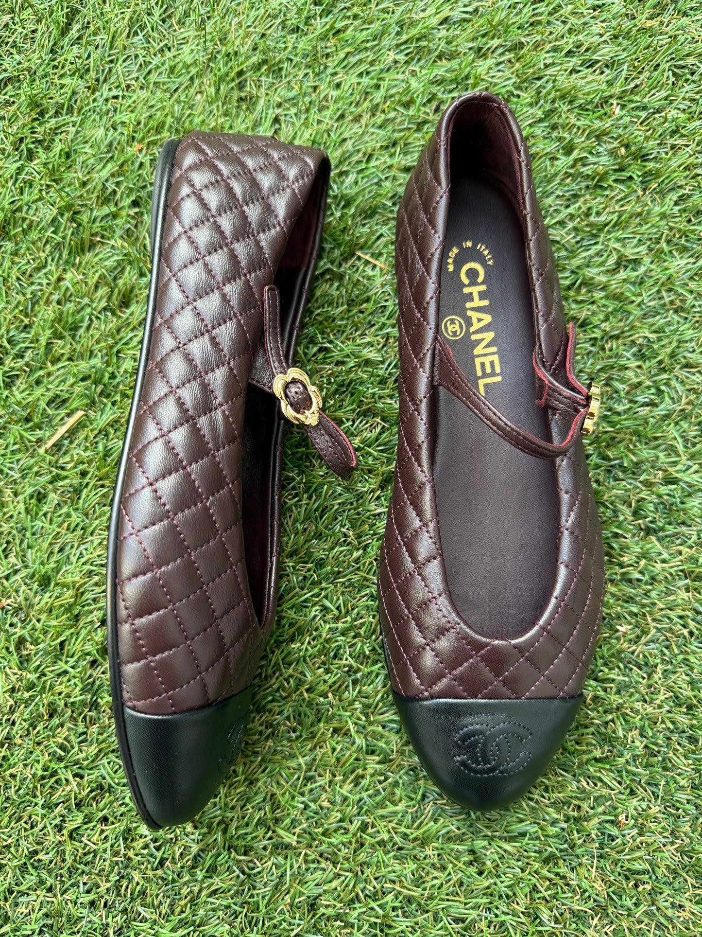 2025 CHANEL CC LOGO BURGUNDY BROWN LEATHER MARYJANE BALLET BALLERINA FLATS SHOES GOLD BUCKLE QUILTED CAP TOE