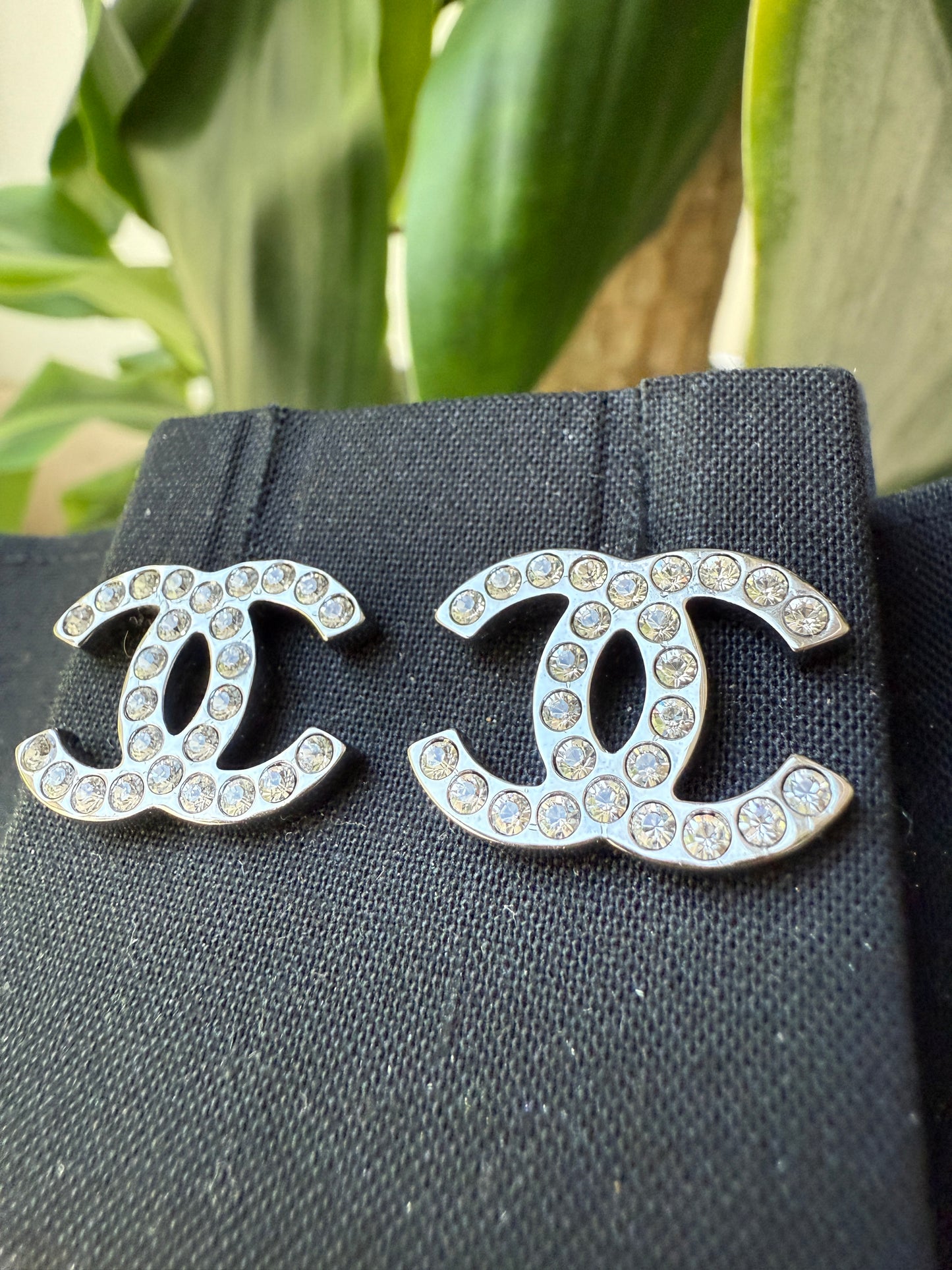 2017K CHANEL CLASSIC DARK SILVER RUTHENIUM GUNMETAL CC LOGO EARRINGS WHITE CRYSTALS STUDS