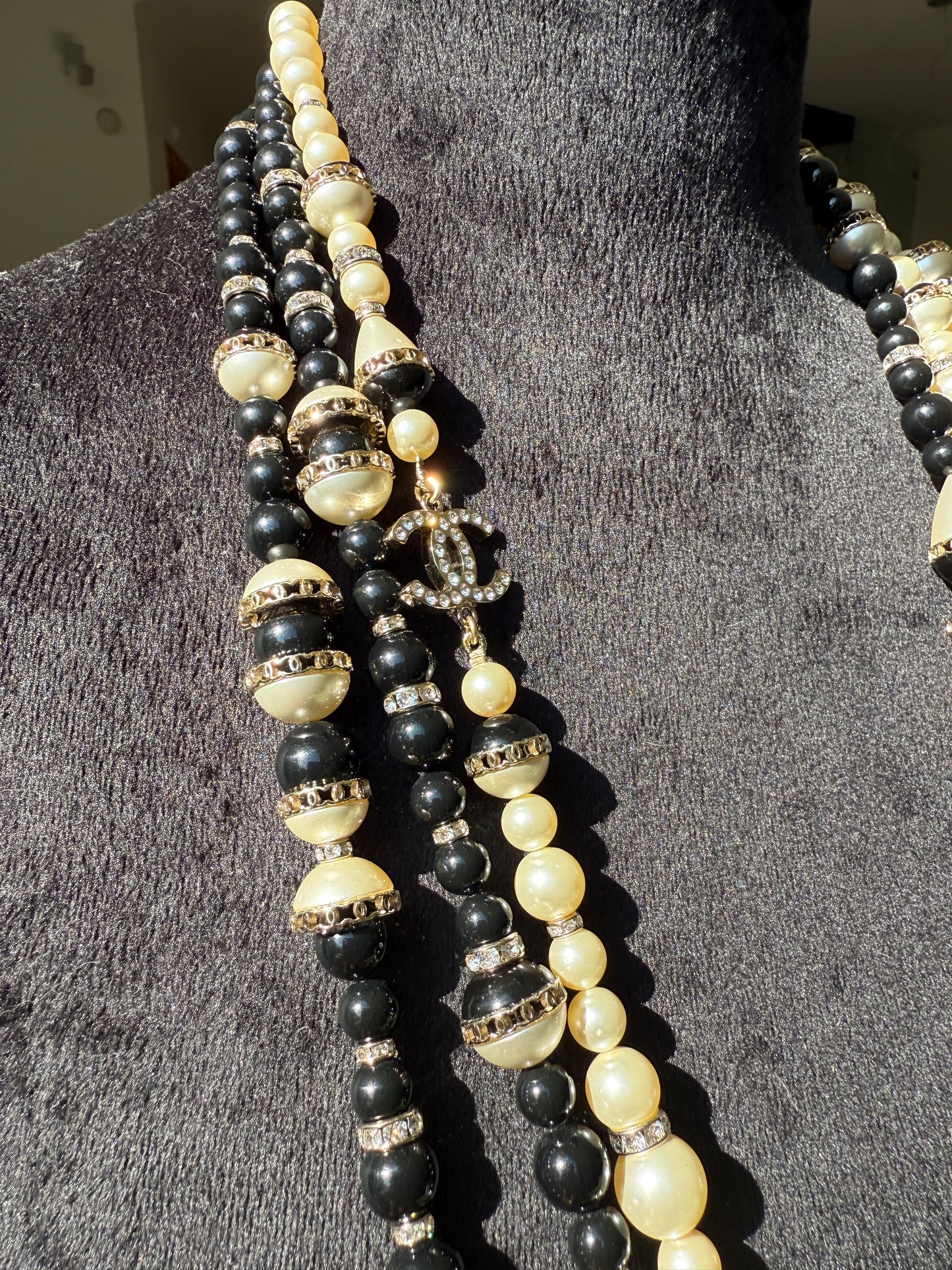 CHANEL 2021A GOLD TONE CC LOGO WHITE/BLACK PEARLS CRYSTAL BALLS TRIPLE LONG NECKLACE