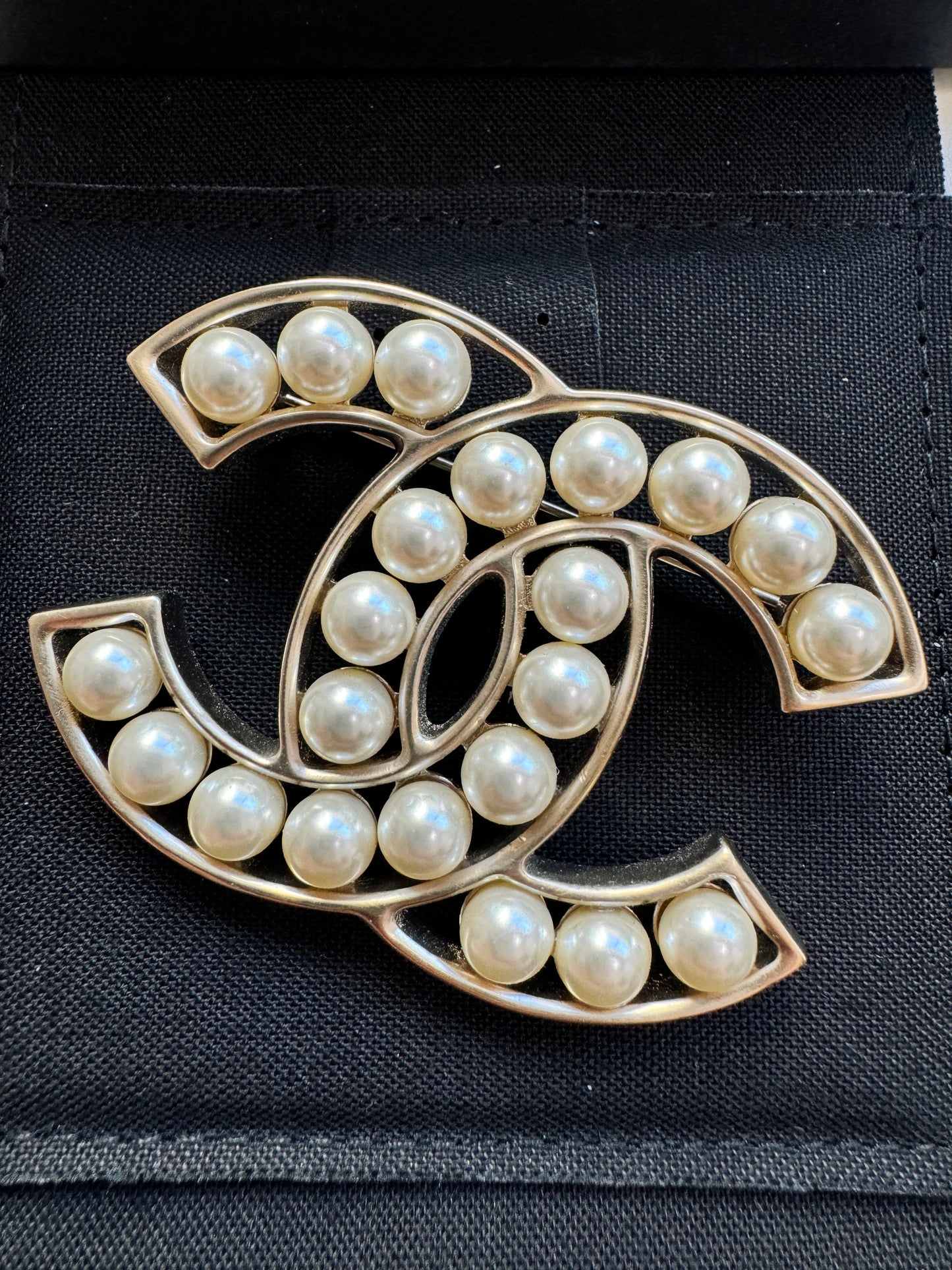 CHANEL 17V CLASSIC GOLD TONE LARGE BIG CC LOGO PEARL PEARLS BROOCH PIN