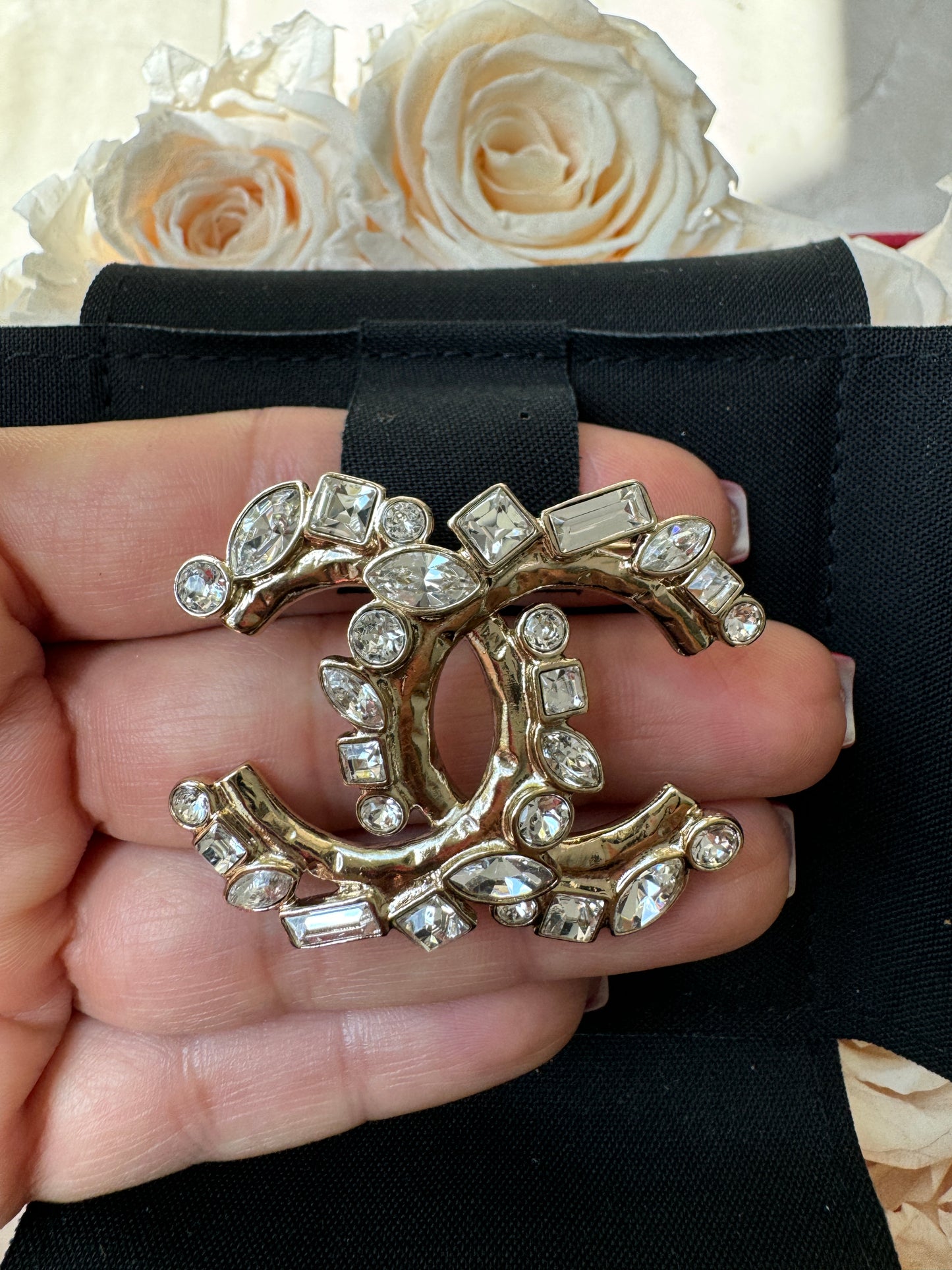 CHANEL 23P CLASSIC GOLD TONE LARGE CC LOGO CRYSTAL BAGUETTE BROOCH PIN