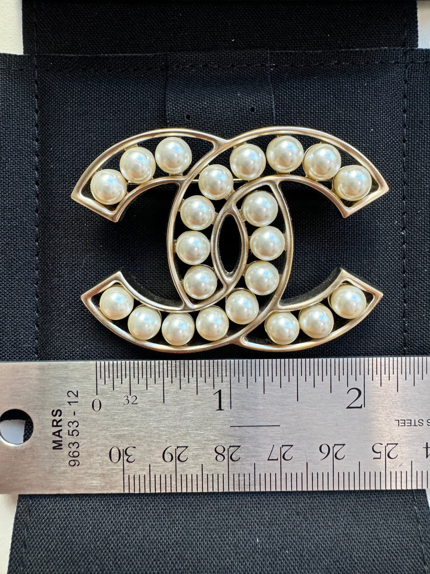 CHANEL 17V CLASSIC GOLD TONE LARGE BIG CC LOGO PEARL PEARLS BROOCH PIN
