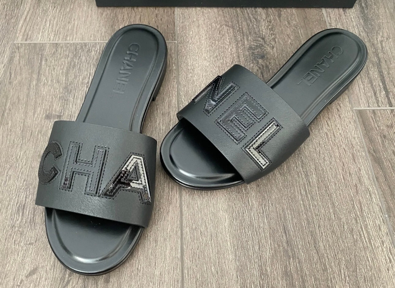 2023 CHANEL CHA NEL LOGO BLACK LEATHER FLAT SHOES SLIDES MULES