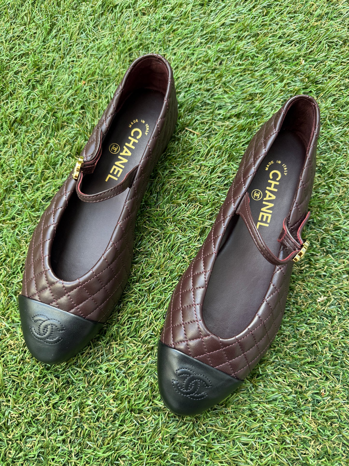 2025 CHANEL CC LOGO BURGUNDY BROWN LEATHER MARYJANE BALLET BALLERINA FLATS SHOES GOLD BUCKLE QUILTED CAP TOE