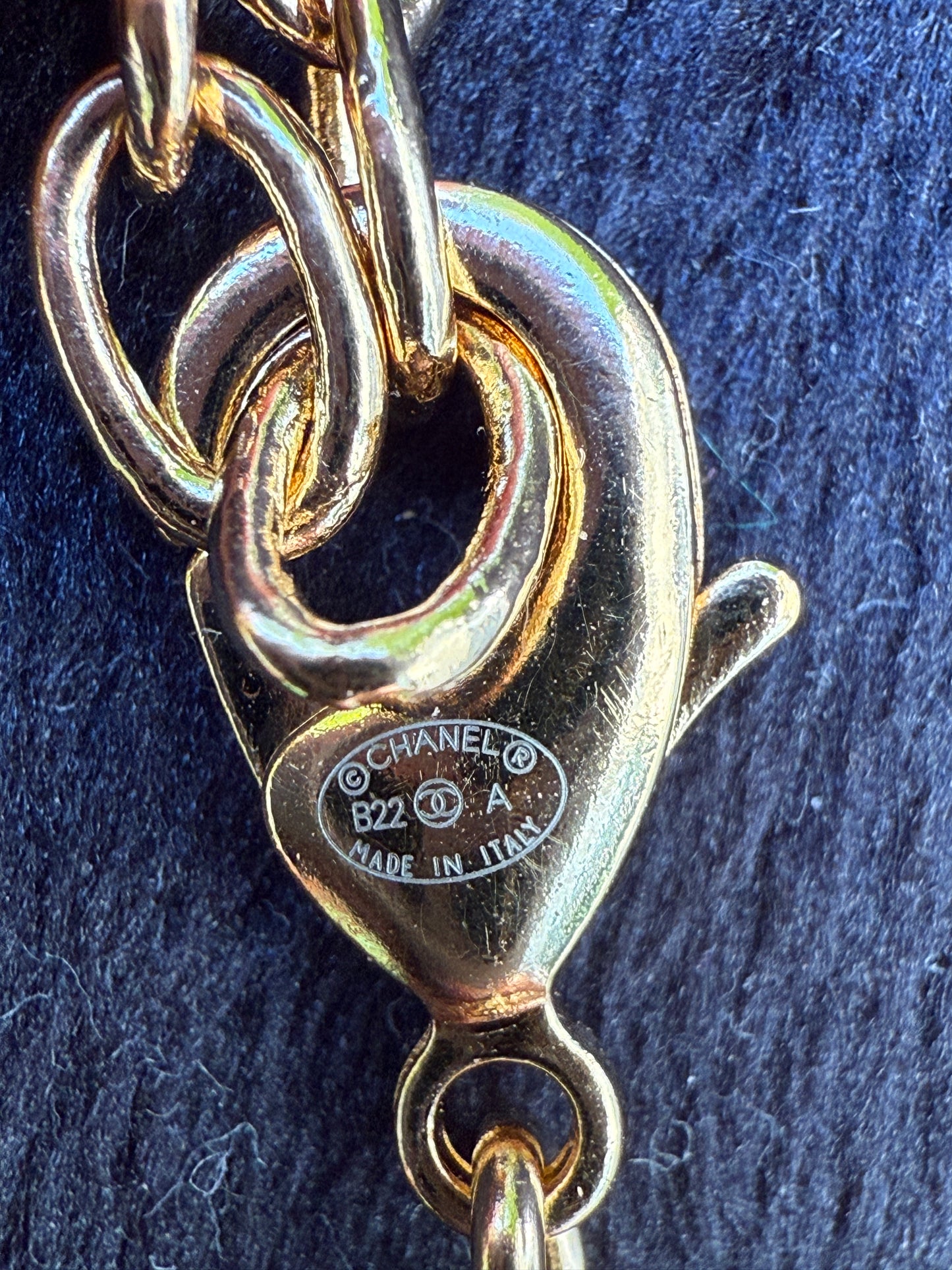 CHANEL 22A GOLD TONE LARGE CC LOGO PENDANT LION PEARL DROP CHARM CHAIN NECKLACE RUNWAY