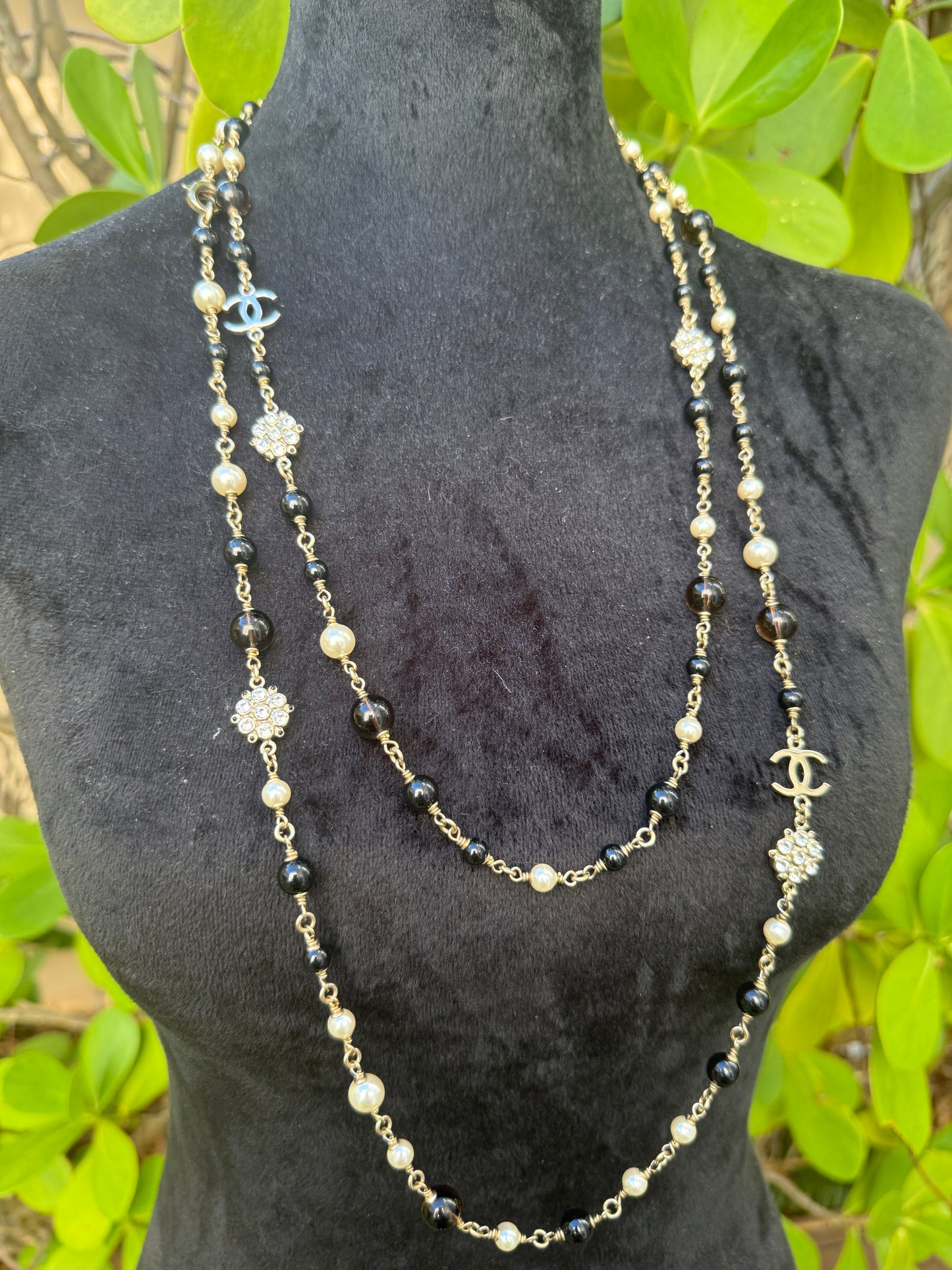 CHANEL 2019B GOLDEN TONE CC LOGO WHITE/BLACK PEARLS CRYSTAL BALLS LONG NECKLACE