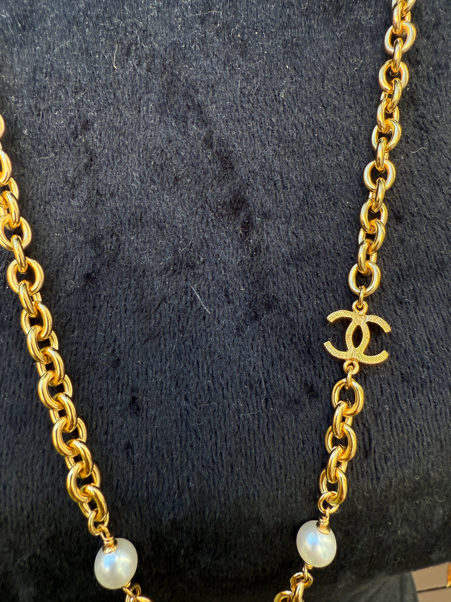 CHANEL 22A GOLD TONE LARGE CC LOGO PENDANT LION PEARL DROP CHARM CHAIN NECKLACE RUNWAY