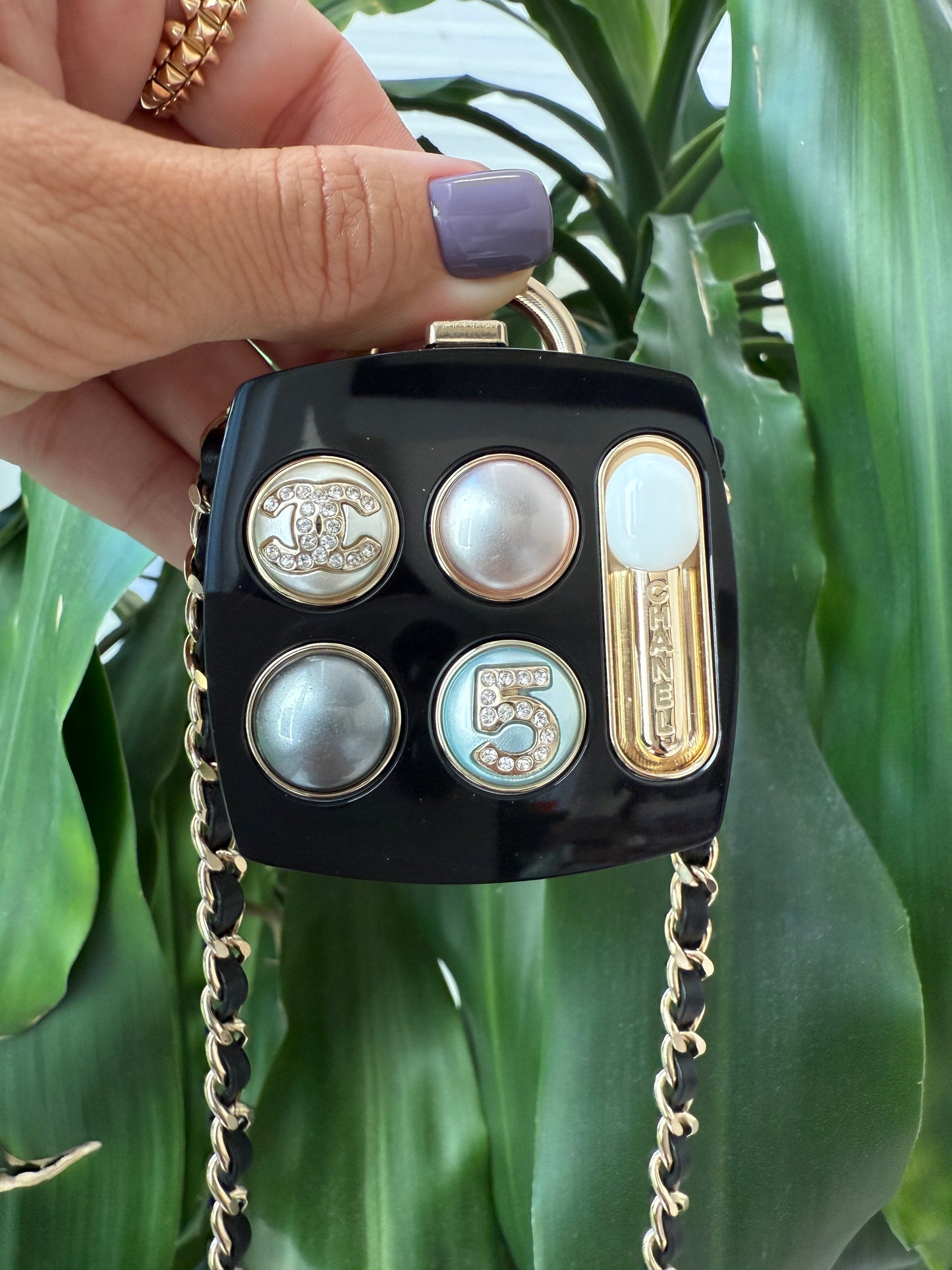 $3.5K CHANEL 2023S GOLD METAL & RESIN COMPACT POWDER COSMETIC PENDANT CHARM BLACK CHAIN NECKLACE