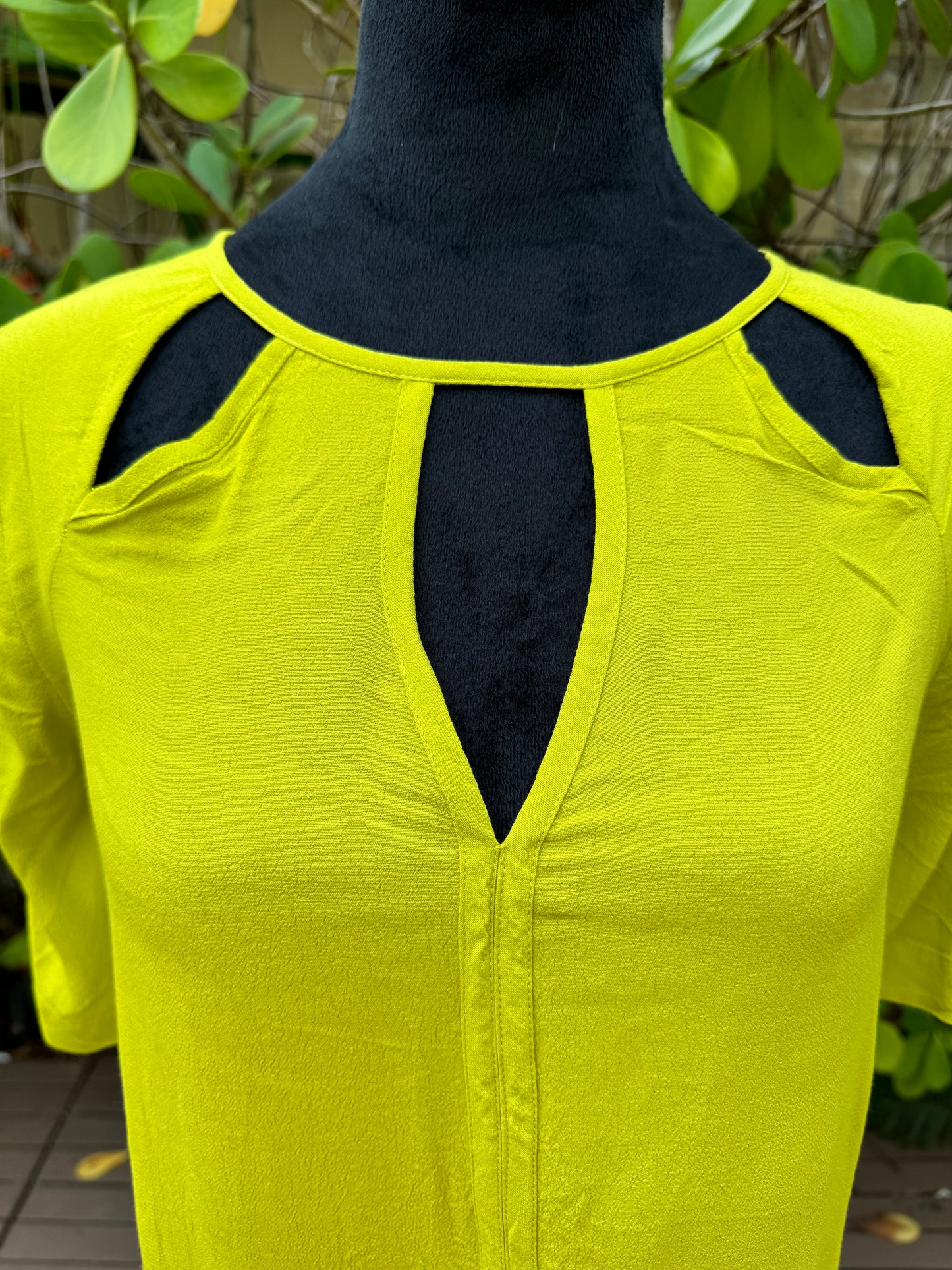 BCBGMaxazria Rosetta Lemongrass Green Half Sleeve Cut Out Shift Dress Pre-Owned