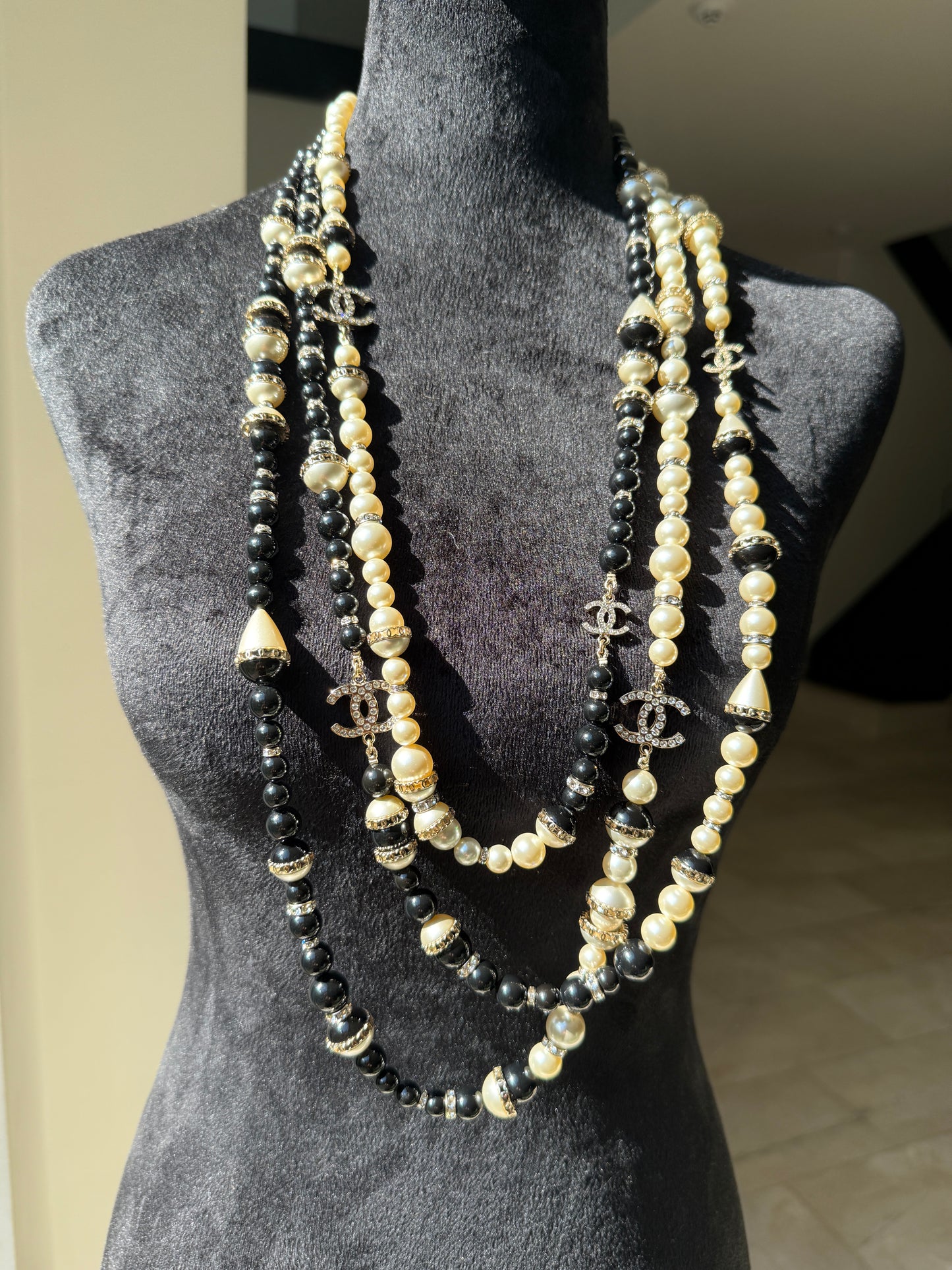 CHANEL 2021A GOLD TONE CC LOGO WHITE/BLACK PEARLS CRYSTAL BALLS TRIPLE LONG NECKLACE