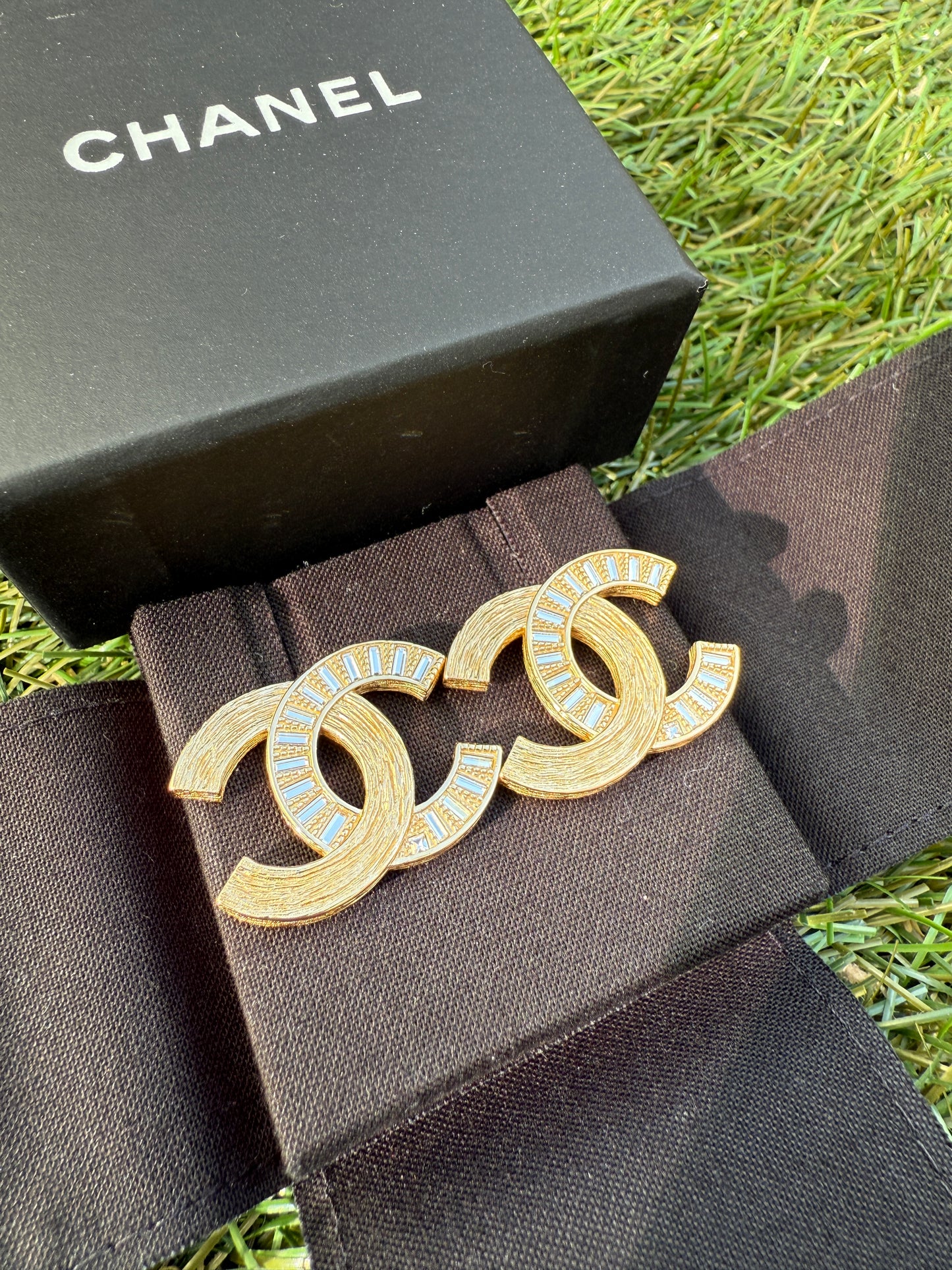 CHANEL 24S BRUSHED DORE GOLD TONE CC LOGO BAGUETTE CRYSTALS STUDS EARRINGS