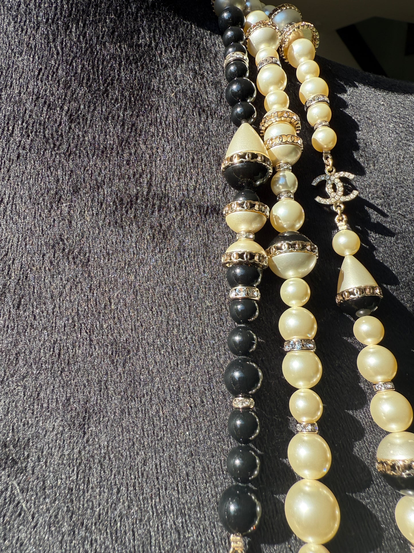 CHANEL 2021A GOLD TONE CC LOGO WHITE/BLACK PEARLS CRYSTAL BALLS TRIPLE LONG NECKLACE