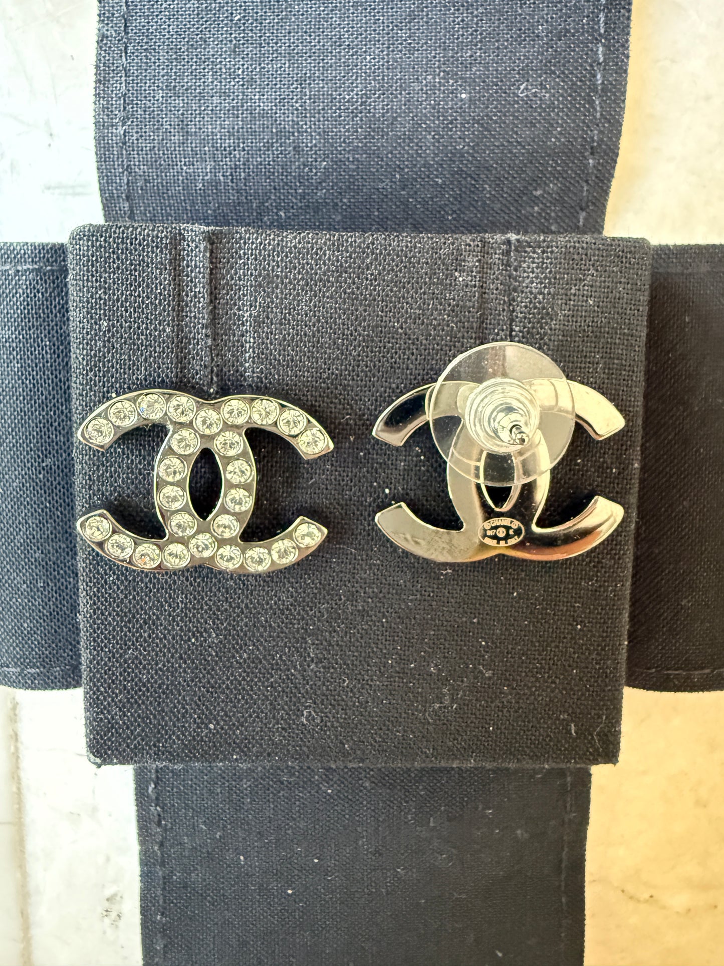 2017K CHANEL CLASSIC DARK SILVER RUTHENIUM GUNMETAL CC LOGO EARRINGS WHITE CRYSTALS STUDS