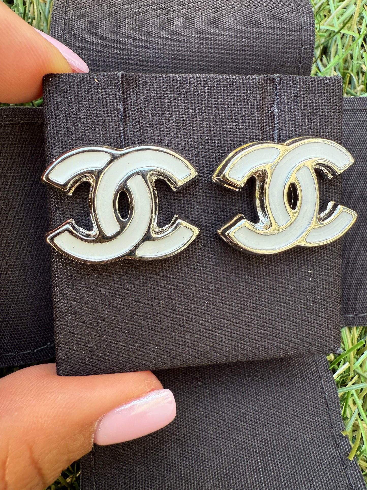 2025 25S CHANEL WHITE SILVER CC LOGO RESIN ENAMEL METAL STUDS EARRINGS SOLD OUT