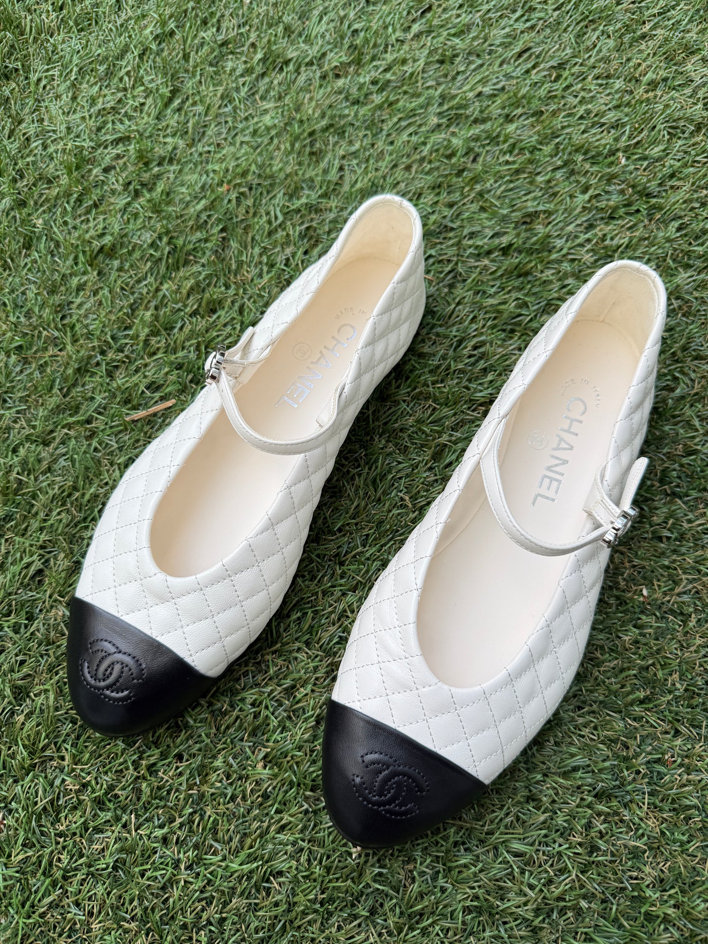 2025 CHANEL CC LOGO WHITE LEATHER MARYJANE BALLET BALLERINA FLATS SHOES SILVER BUCKLE QUILTED