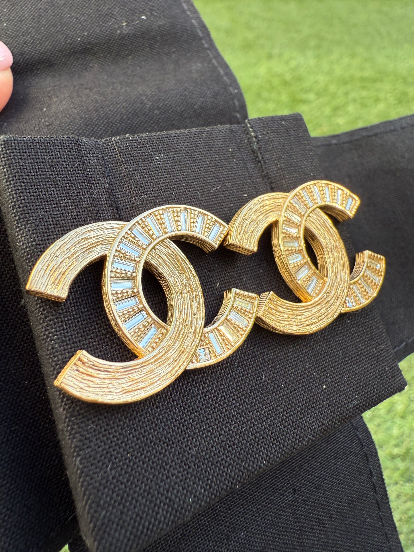CHANEL 24S BRUSHED DORE GOLD TONE CC LOGO BAGUETTE CRYSTALS STUDS EARRINGS