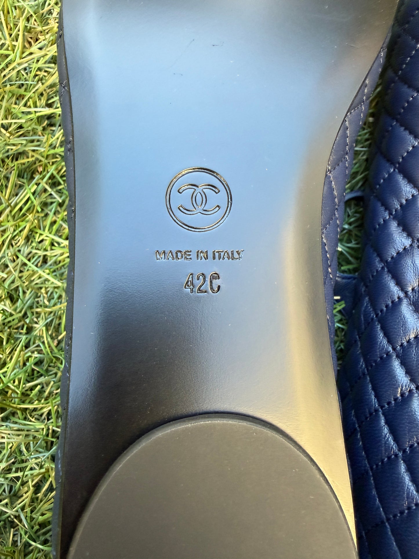 2025 CHANEL CC LOGO BLUE NAVY LEATHER MARYJANE BALLET BALLERINA FLATS SHOES GOLD BUCKLE QUILTED BLACK CAP TOE